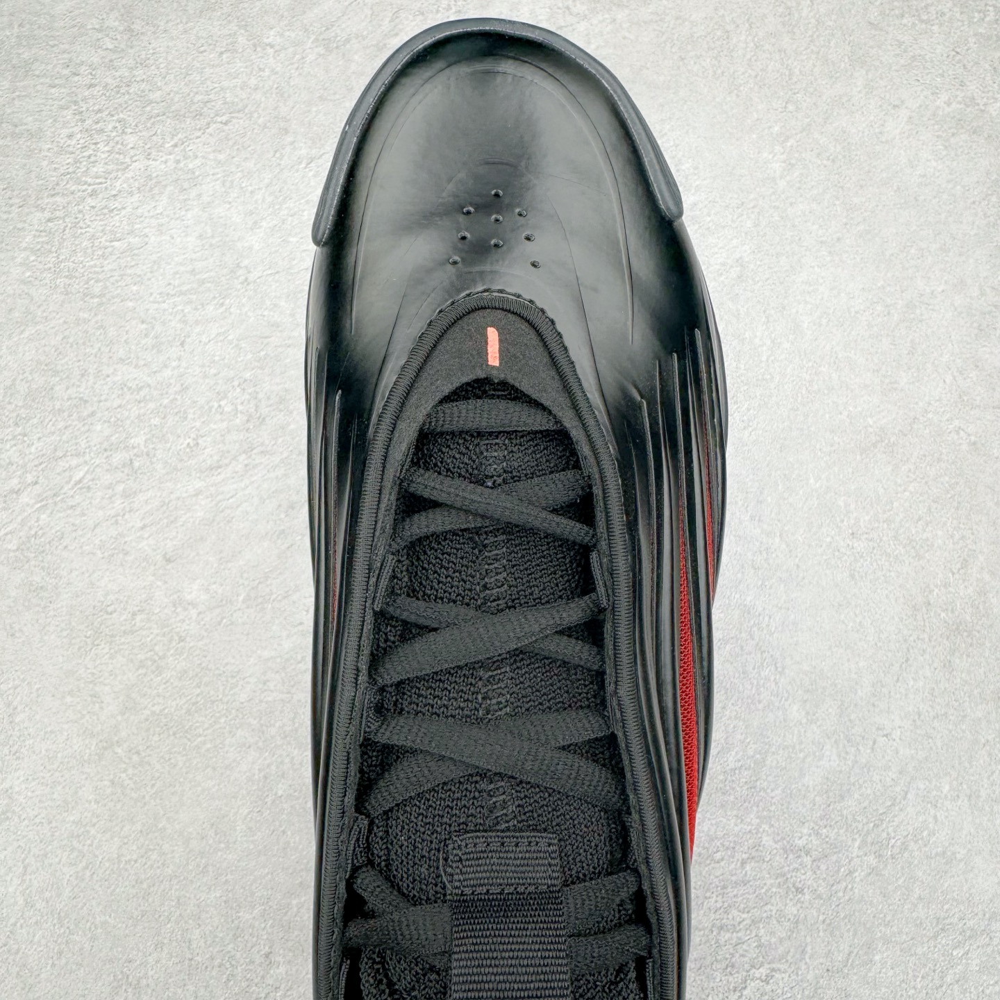 图片[4]-AD Harden Vol. 9 哈登九代签名篮球鞋 JH6486 以来极具未来感与复古风格的简洁设计语言，贯彻了 James Harden 本人在球场内外秉持的「Under No One」的态度与个性。鞋形轮廓采用了流线型设计，且没有多余的线条或元素，营造出一种极具速度感的视觉印象；鞋侧的三条纹在这次则是以野兽抓痕般的形态呈现，进一步强化了鞋款的战斗氛围的同时，更带来强烈的科幻感与战斗氛围。鞋身两侧的三条纹，不仅传达蕴含战斗气息的视觉美感，亦巧妙融入透气板设计提升穿着体验，在激烈赛况中兼顾轻质舒适与时尚气息；在中底部分则采用全掌 Lightboost 科技结合 Y 型抗扭片，为赛场提供轻量化的脚感与卓越的缓震回弹支持；大底分区纹路与外底上翻设计进一步强化抓地力，无论是在变向、突破还是起跳时都能够提供稳固的支撑，满足复杂赛场需求。除了将实战性能与时尚元素融合，Harden Vol 9 亦帮助提升球员的赛场表现的同时，也在场外传递 James Harden 不断进化，不断提升自我的无畏风格。尺码：41 42 42.5 43 44 44.5 45 46-选品中心