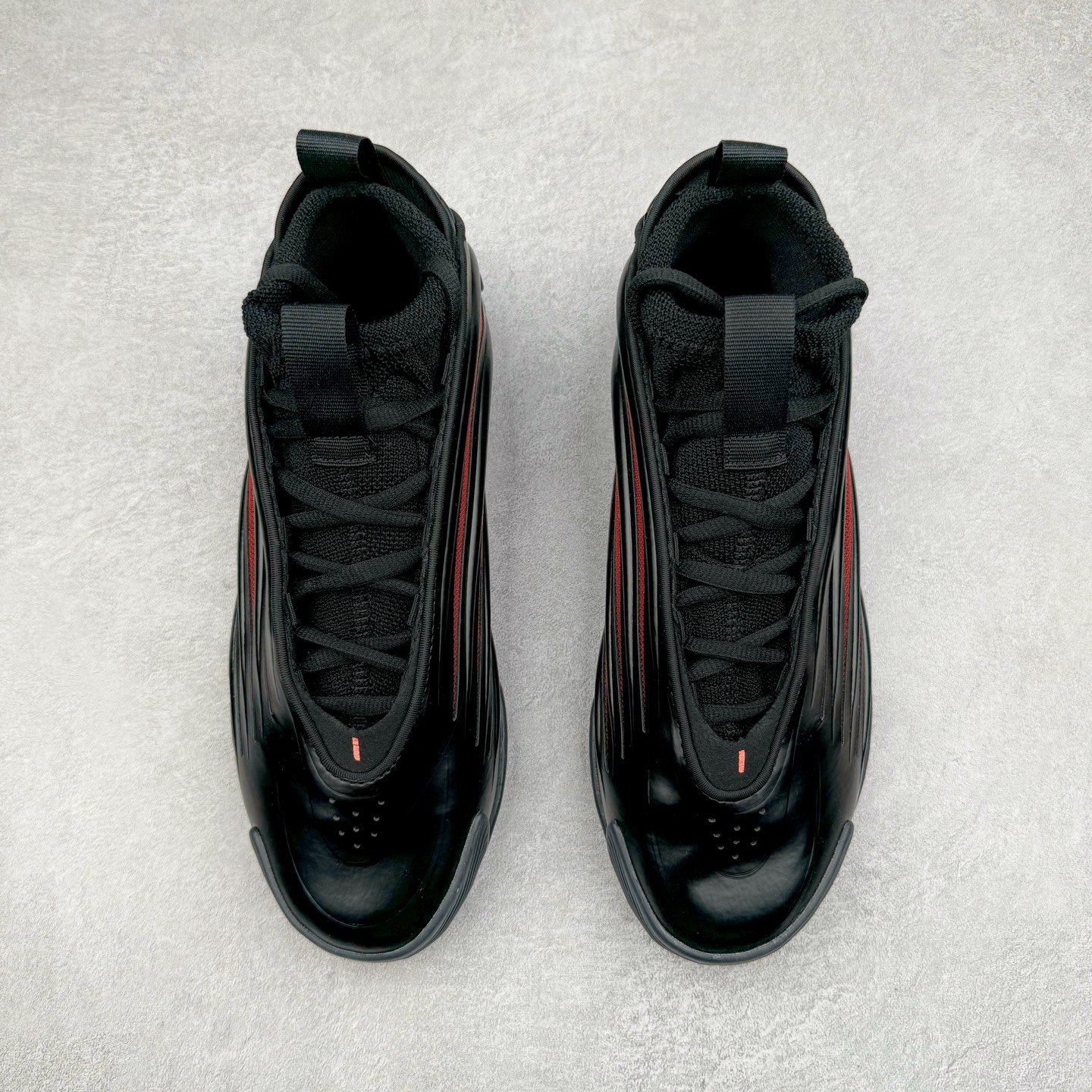 图片[2]-AD Harden Vol. 9 哈登九代签名篮球鞋 JH6486 以来极具未来感与复古风格的简洁设计语言，贯彻了 James Harden 本人在球场内外秉持的「Under No One」的态度与个性。鞋形轮廓采用了流线型设计，且没有多余的线条或元素，营造出一种极具速度感的视觉印象；鞋侧的三条纹在这次则是以野兽抓痕般的形态呈现，进一步强化了鞋款的战斗氛围的同时，更带来强烈的科幻感与战斗氛围。鞋身两侧的三条纹，不仅传达蕴含战斗气息的视觉美感，亦巧妙融入透气板设计提升穿着体验，在激烈赛况中兼顾轻质舒适与时尚气息；在中底部分则采用全掌 Lightboost 科技结合 Y 型抗扭片，为赛场提供轻量化的脚感与卓越的缓震回弹支持；大底分区纹路与外底上翻设计进一步强化抓地力，无论是在变向、突破还是起跳时都能够提供稳固的支撑，满足复杂赛场需求。除了将实战性能与时尚元素融合，Harden Vol 9 亦帮助提升球员的赛场表现的同时，也在场外传递 James Harden 不断进化，不断提升自我的无畏风格。尺码：41 42 42.5 43 44 44.5 45 46-选品中心