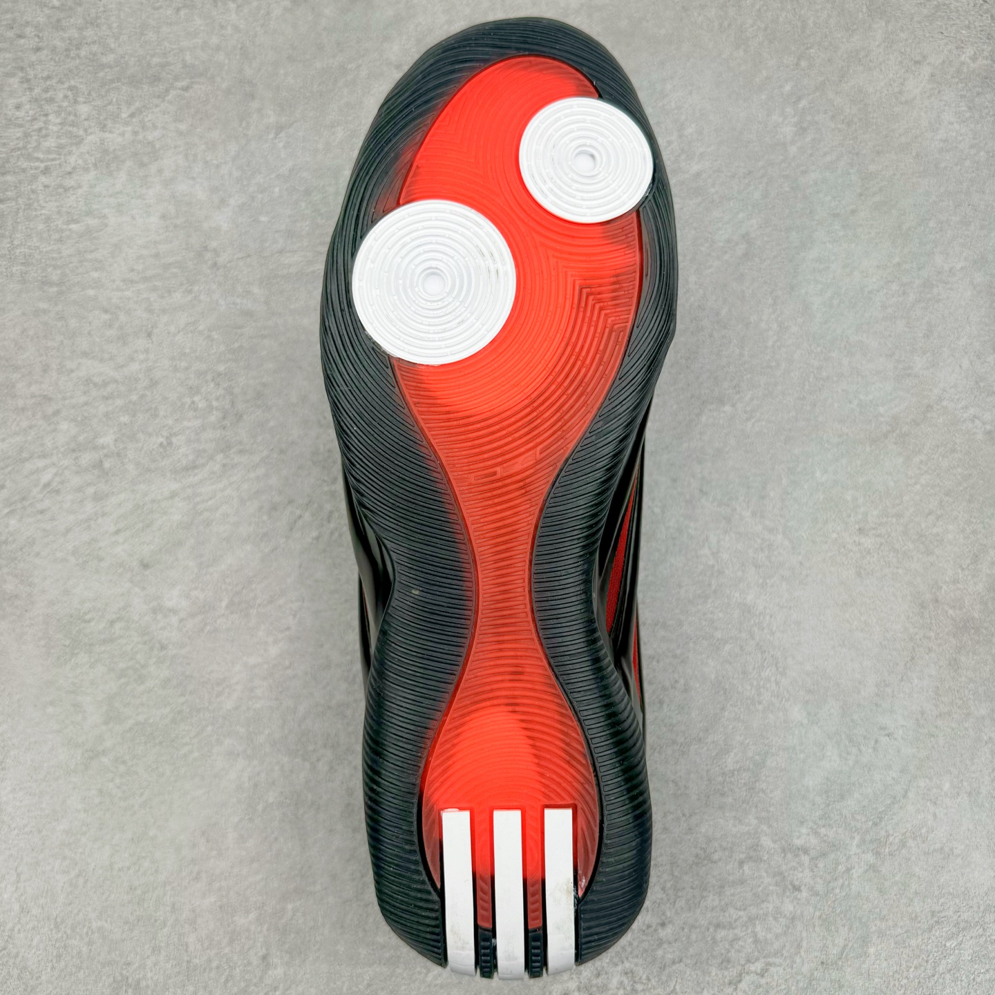 图片[9]-AD Harden Vol. 9 哈登九代签名篮球鞋 JH6486 以来极具未来感与复古风格的简洁设计语言，贯彻了 James Harden 本人在球场内外秉持的「Under No One」的态度与个性。鞋形轮廓采用了流线型设计，且没有多余的线条或元素，营造出一种极具速度感的视觉印象；鞋侧的三条纹在这次则是以野兽抓痕般的形态呈现，进一步强化了鞋款的战斗氛围的同时，更带来强烈的科幻感与战斗氛围。鞋身两侧的三条纹，不仅传达蕴含战斗气息的视觉美感，亦巧妙融入透气板设计提升穿着体验，在激烈赛况中兼顾轻质舒适与时尚气息；在中底部分则采用全掌 Lightboost 科技结合 Y 型抗扭片，为赛场提供轻量化的脚感与卓越的缓震回弹支持；大底分区纹路与外底上翻设计进一步强化抓地力，无论是在变向、突破还是起跳时都能够提供稳固的支撑，满足复杂赛场需求。除了将实战性能与时尚元素融合，Harden Vol 9 亦帮助提升球员的赛场表现的同时，也在场外传递 James Harden 不断进化，不断提升自我的无畏风格。尺码：41 42 42.5 43 44 44.5 45 46-选品中心