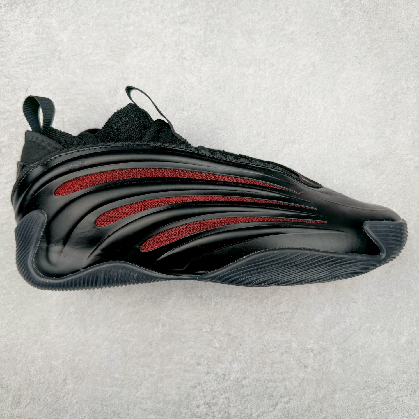 AD Harden Vol. 9 哈登九代签名篮球鞋 JH6486 以来极具未来感与复古风格的简洁设计语言，贯彻了 James Harden 本人在球场内外秉持的「Under No One」的态度与个性。鞋形轮廓采用了流线型设计，且没有多余的线条或元素，营造出一种极具速度感的视觉印象；鞋侧的三条纹在这次则是以野兽抓痕般的形态呈现，进一步强化了鞋款的战斗氛围的同时，更带来强烈的科幻感与战斗氛围。鞋身两侧的三条纹，不仅传达蕴含战斗气息的视觉美感，亦巧妙融入透气板设计提升穿着体验，在激烈赛况中兼顾轻质舒适与时尚气息；在中底部分则采用全掌 Lightboost 科技结合 Y 型抗扭片，为赛场提供轻量化的脚感与卓越的缓震回弹支持；大底分区纹路与外底上翻设计进一步强化抓地力，无论是在变向、突破还是起跳时都能够提供稳固的支撑，满足复杂赛场需求。除了将实战性能与时尚元素融合，Harden Vol 9 亦帮助提升球员的赛场表现的同时，也在场外传递 James Harden 不断进化，不断提升自我的无畏风格。尺码：41 42 42.5 43 44 44.5 45 46-选品中心