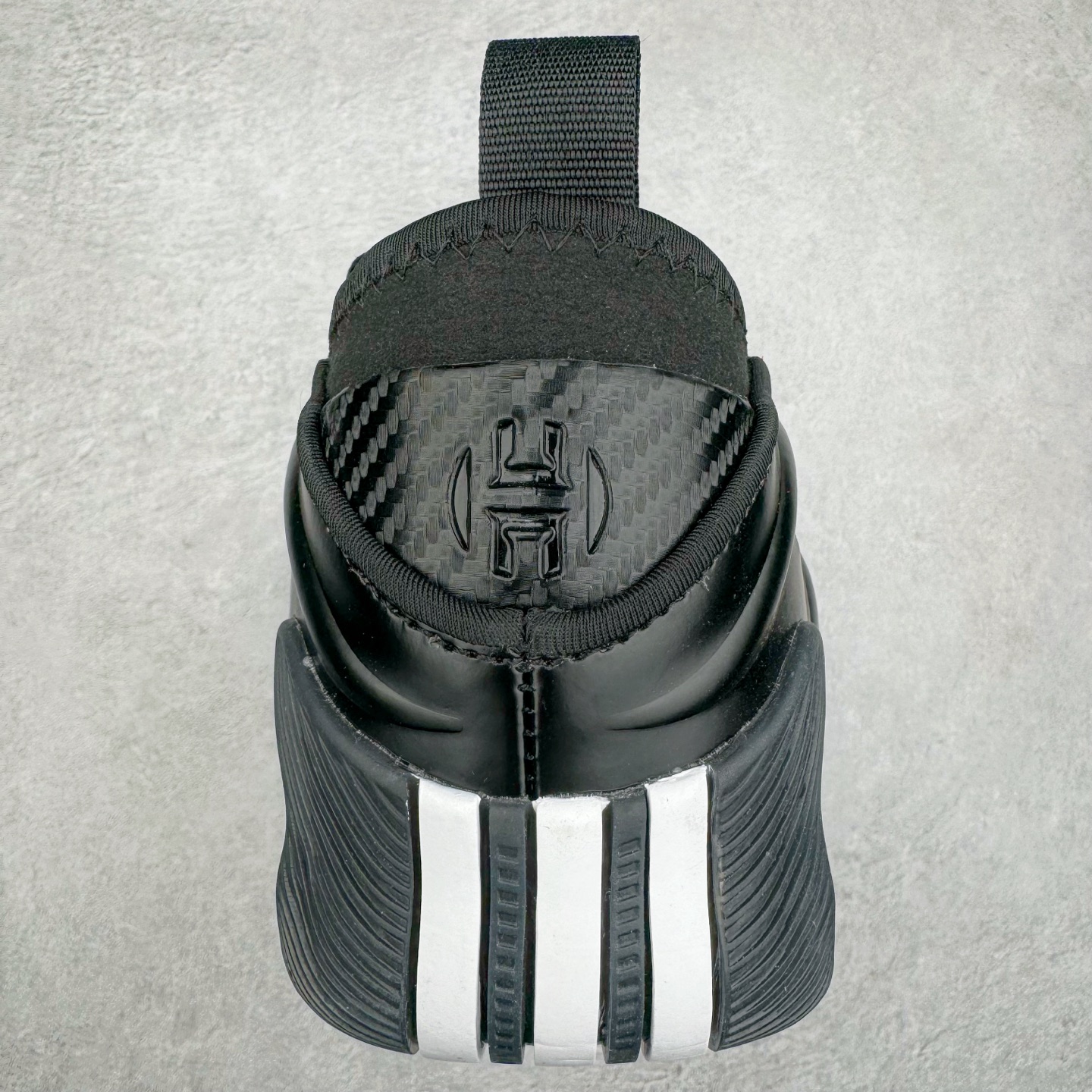 图片[8]-AD Harden Vol. 9 哈登九代签名篮球鞋 JH6486 以来极具未来感与复古风格的简洁设计语言，贯彻了 James Harden 本人在球场内外秉持的「Under No One」的态度与个性。鞋形轮廓采用了流线型设计，且没有多余的线条或元素，营造出一种极具速度感的视觉印象；鞋侧的三条纹在这次则是以野兽抓痕般的形态呈现，进一步强化了鞋款的战斗氛围的同时，更带来强烈的科幻感与战斗氛围。鞋身两侧的三条纹，不仅传达蕴含战斗气息的视觉美感，亦巧妙融入透气板设计提升穿着体验，在激烈赛况中兼顾轻质舒适与时尚气息；在中底部分则采用全掌 Lightboost 科技结合 Y 型抗扭片，为赛场提供轻量化的脚感与卓越的缓震回弹支持；大底分区纹路与外底上翻设计进一步强化抓地力，无论是在变向、突破还是起跳时都能够提供稳固的支撑，满足复杂赛场需求。除了将实战性能与时尚元素融合，Harden Vol 9 亦帮助提升球员的赛场表现的同时，也在场外传递 James Harden 不断进化，不断提升自我的无畏风格。尺码：41 42 42.5 43 44 44.5 45 46-选品中心