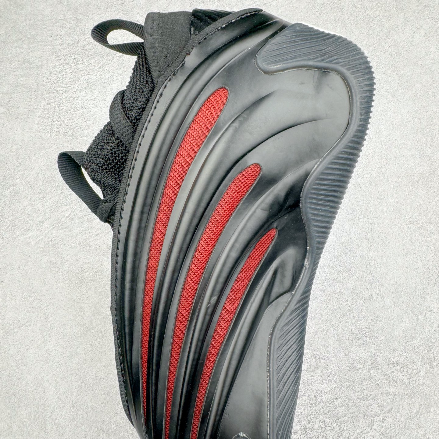 图片[7]-AD Harden Vol. 9 哈登九代签名篮球鞋 JH6486 以来极具未来感与复古风格的简洁设计语言，贯彻了 James Harden 本人在球场内外秉持的「Under No One」的态度与个性。鞋形轮廓采用了流线型设计，且没有多余的线条或元素，营造出一种极具速度感的视觉印象；鞋侧的三条纹在这次则是以野兽抓痕般的形态呈现，进一步强化了鞋款的战斗氛围的同时，更带来强烈的科幻感与战斗氛围。鞋身两侧的三条纹，不仅传达蕴含战斗气息的视觉美感，亦巧妙融入透气板设计提升穿着体验，在激烈赛况中兼顾轻质舒适与时尚气息；在中底部分则采用全掌 Lightboost 科技结合 Y 型抗扭片，为赛场提供轻量化的脚感与卓越的缓震回弹支持；大底分区纹路与外底上翻设计进一步强化抓地力，无论是在变向、突破还是起跳时都能够提供稳固的支撑，满足复杂赛场需求。除了将实战性能与时尚元素融合，Harden Vol 9 亦帮助提升球员的赛场表现的同时，也在场外传递 James Harden 不断进化，不断提升自我的无畏风格。尺码：41 42 42.5 43 44 44.5 45 46-选品中心