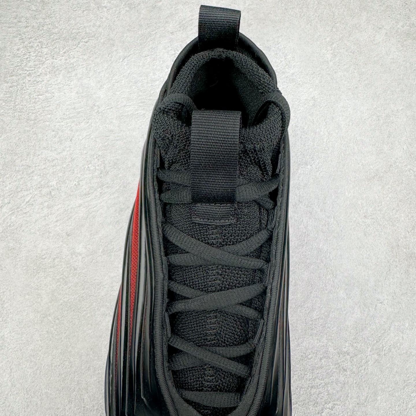 图片[5]-AD Harden Vol. 9 哈登九代签名篮球鞋 JH6486 以来极具未来感与复古风格的简洁设计语言，贯彻了 James Harden 本人在球场内外秉持的「Under No One」的态度与个性。鞋形轮廓采用了流线型设计，且没有多余的线条或元素，营造出一种极具速度感的视觉印象；鞋侧的三条纹在这次则是以野兽抓痕般的形态呈现，进一步强化了鞋款的战斗氛围的同时，更带来强烈的科幻感与战斗氛围。鞋身两侧的三条纹，不仅传达蕴含战斗气息的视觉美感，亦巧妙融入透气板设计提升穿着体验，在激烈赛况中兼顾轻质舒适与时尚气息；在中底部分则采用全掌 Lightboost 科技结合 Y 型抗扭片，为赛场提供轻量化的脚感与卓越的缓震回弹支持；大底分区纹路与外底上翻设计进一步强化抓地力，无论是在变向、突破还是起跳时都能够提供稳固的支撑，满足复杂赛场需求。除了将实战性能与时尚元素融合，Harden Vol 9 亦帮助提升球员的赛场表现的同时，也在场外传递 James Harden 不断进化，不断提升自我的无畏风格。尺码：41 42 42.5 43 44 44.5 45 46-选品中心