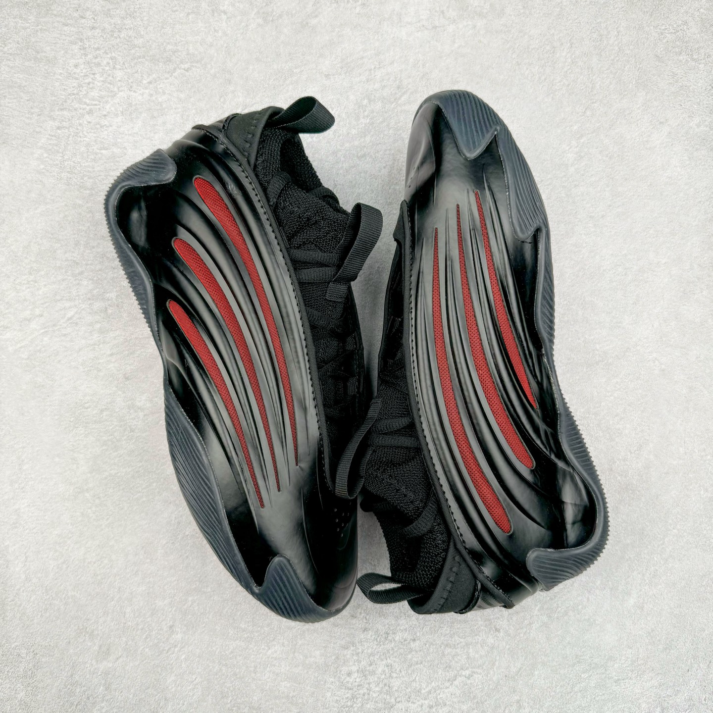 图片[3]-AD Harden Vol. 9 哈登九代签名篮球鞋 JH6486 以来极具未来感与复古风格的简洁设计语言，贯彻了 James Harden 本人在球场内外秉持的「Under No One」的态度与个性。鞋形轮廓采用了流线型设计，且没有多余的线条或元素，营造出一种极具速度感的视觉印象；鞋侧的三条纹在这次则是以野兽抓痕般的形态呈现，进一步强化了鞋款的战斗氛围的同时，更带来强烈的科幻感与战斗氛围。鞋身两侧的三条纹，不仅传达蕴含战斗气息的视觉美感，亦巧妙融入透气板设计提升穿着体验，在激烈赛况中兼顾轻质舒适与时尚气息；在中底部分则采用全掌 Lightboost 科技结合 Y 型抗扭片，为赛场提供轻量化的脚感与卓越的缓震回弹支持；大底分区纹路与外底上翻设计进一步强化抓地力，无论是在变向、突破还是起跳时都能够提供稳固的支撑，满足复杂赛场需求。除了将实战性能与时尚元素融合，Harden Vol 9 亦帮助提升球员的赛场表现的同时，也在场外传递 James Harden 不断进化，不断提升自我的无畏风格。尺码：41 42 42.5 43 44 44.5 45 46-选品中心