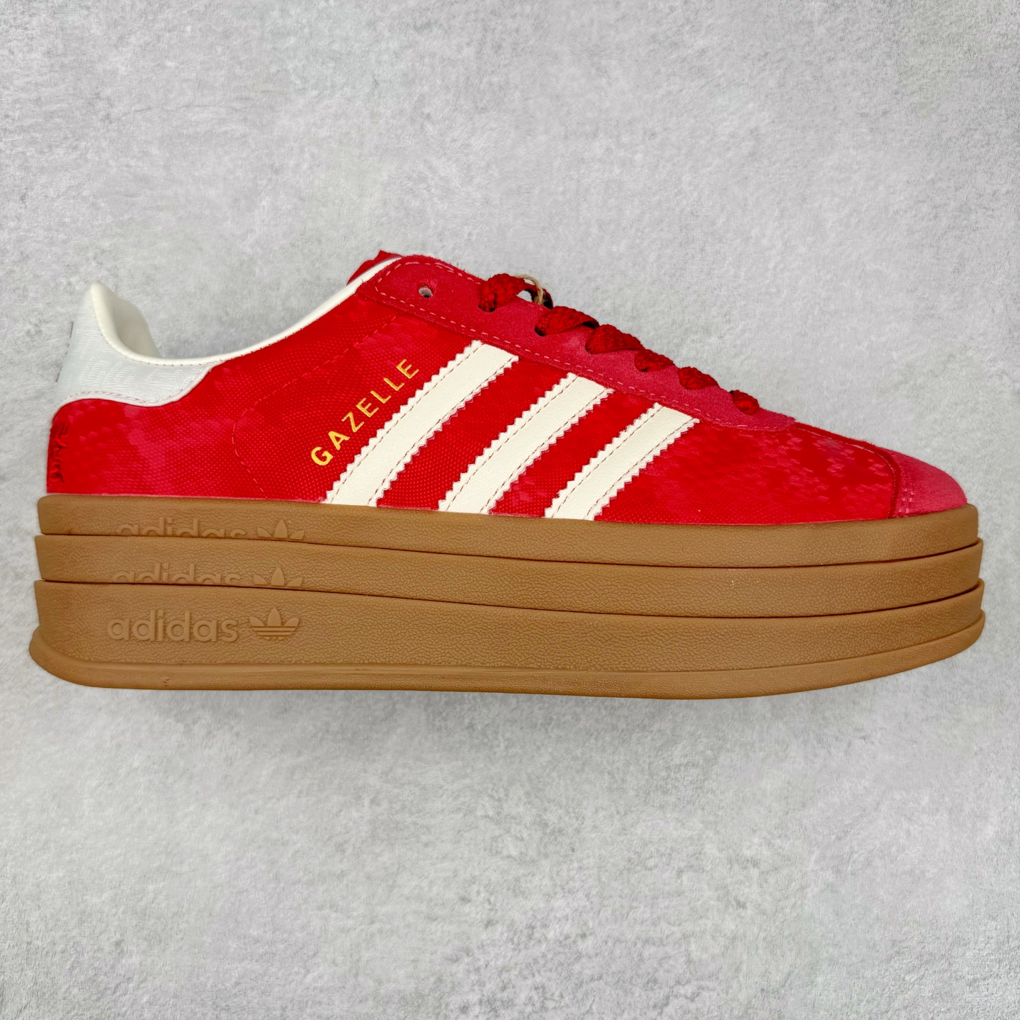 ＃CS纯原 AD Originals Gazelle Bold W 羚羊松糕系列复古百搭厚底增高低帮休闲运动板鞋 JQ5977 新的一年就要换新的打扮啦！除了设定变美、健身、减肥等目标外，你已经可以利用鞋子来“偷偷改善身材比例”的愿望了！ 因为有一句话。身高不够。鞋子来凑~赶快入手以下各大运动品牌最新推出的“厚底增高运动鞋”吧。 是最好穿最百搭的长腿神器。 重点是……不仅价格不错～鞋子也不错啊！Originals的Gazelle Bold鞋款打造出「超厚底版本」！延续流线鞋型、经典麂皮材质、白色三条线和侧面烫金标志的复古外型，奶油白鞋底高度直接乘3，出门搭上它，保证一路步步高升。尺码：36 36⅔ 37⅓ 38 38⅔ 39⅓ 40-选品中心