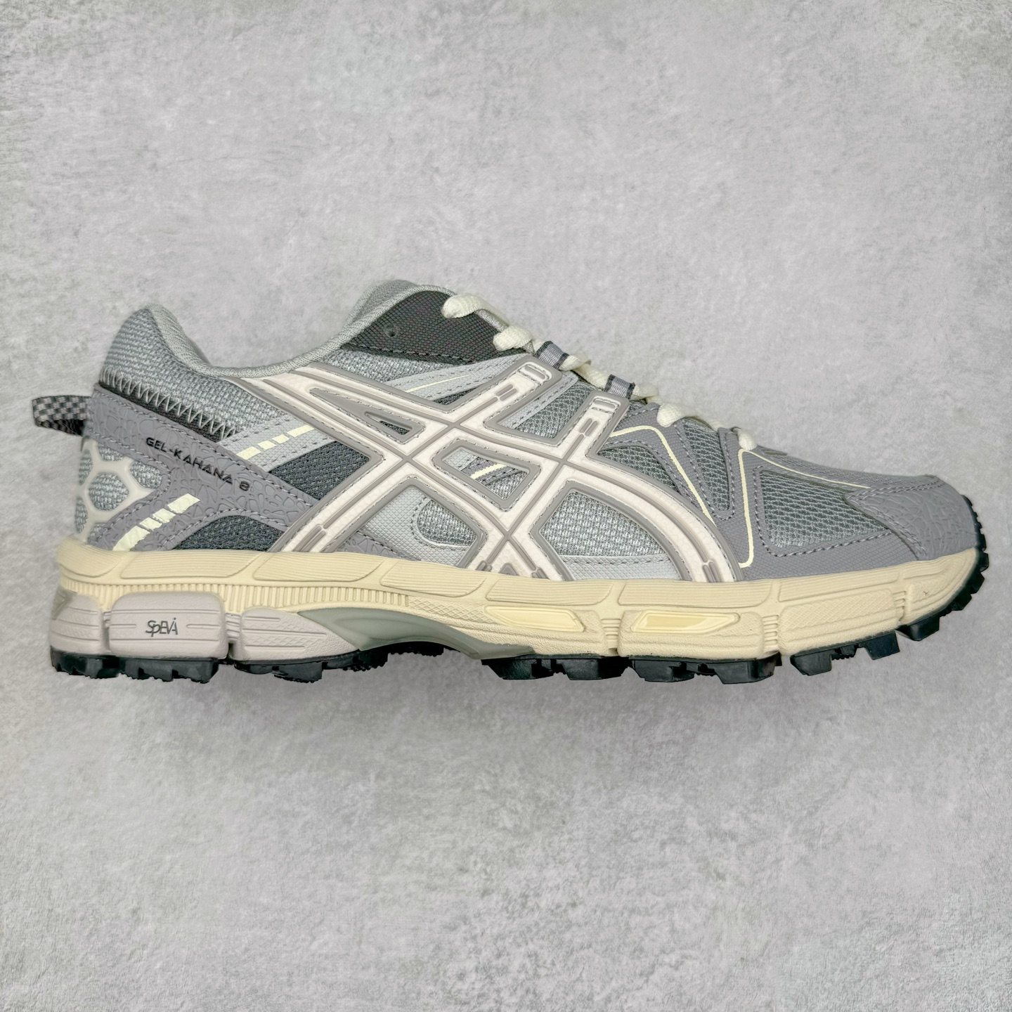 ＃PB纯原 ASICS GEL-KAHANA K8 亚瑟士越野跑步鞋抓地稳定运动鞋缓震耐磨跑鞋 GEL-KAHANA系列为实用级越野跑鞋 融合机能和户外潮流强势回归 核心科技GEL内置于后跟 配合SPEVA弹性中底 减轻落地时地面对脚部的冲击力 中底内侧DYNAMIC DUOMAX 双密度防倾斜装置和中足补强结构 以及后跟几何形状构造 多方面支撑保护 AHAR耐磨橡胶大底 配合沟槽纹路设计 增强抓地力 后足GEL缓冲系统 减轻冲击时的冲击 实现平稳过渡 Trusstic系统 减少鞋底的重量 同时保留了鞋子结构的完整性 尺码：36 37 37.5 38 39 39.5 40 40.5 41.5 42 42.5 43.5 44 44.5 45-选品中心