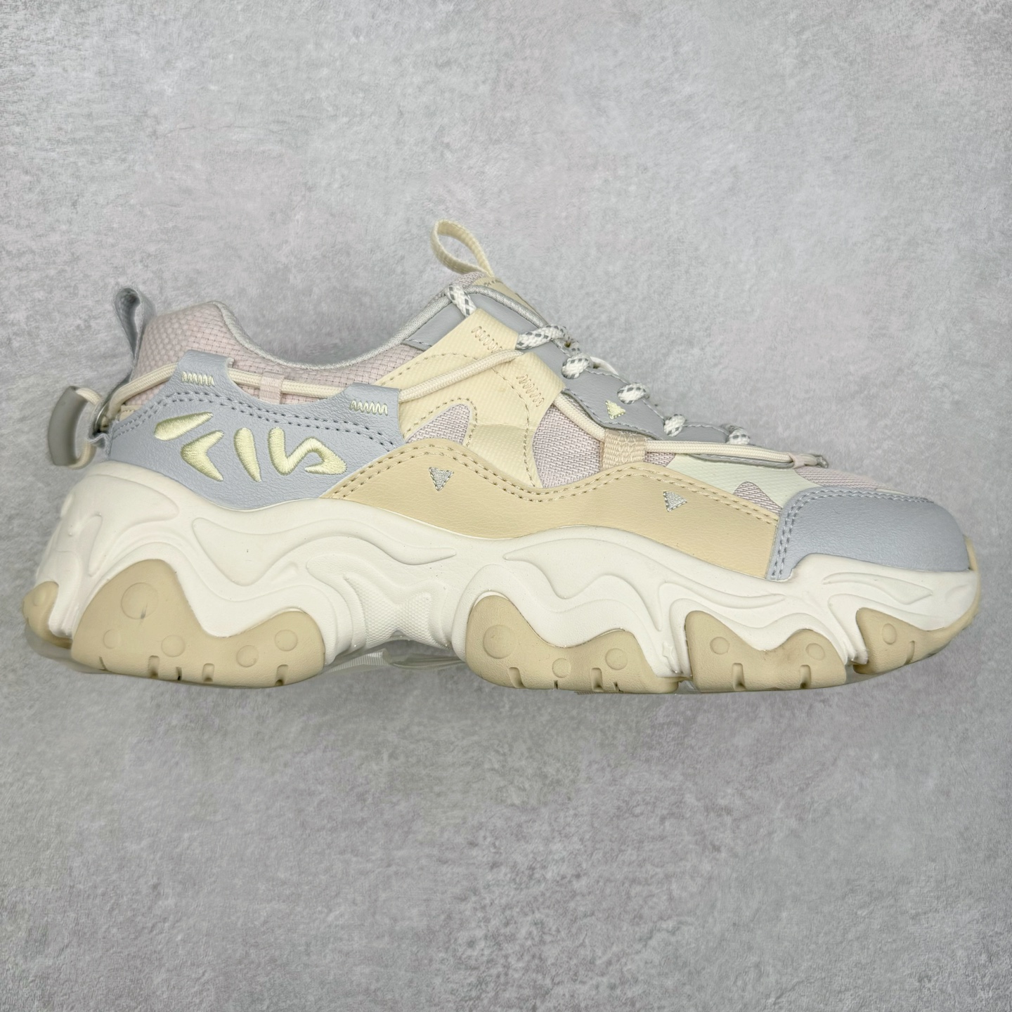 FILA Running Originale Sneakers 斐乐复古系列舒适百搭耐磨包裹性吸汗透气 低帮跑步鞋 FUSION 系列传承了 FILA 的百年基因，融入年轻运动及潮流文化，成为引领变革、创新突破的一代。以“1+N” 的跨界合作模式重现经典的同时创造经典。带来最出其不意的跨界合作惊喜。同时，FILAFUSION把FILA 的 DNA 融入到定制体验里，你可以随心制造厲于你的产品。FILA FUSION 的鞋家族涵盖了老爹鞋、跑步鞋、网球鞋、季节款。风格复古新潮，满足了时尚人士出行及各类运动的搭配需求，成为当下年轻人筷拥的鞋类品牌之一。FILA FUSION 走进年轻人的世界，通过年轻人运动，街舞，滑板，篮球，展现 FILA FUSION 的潮流态度和年轻文化。FILA FUSION 认为末来属于引领变革、创新突破的年轻一代，让我们一起构成 FILA 未来的蓝图吧！尺码：35.5 36 36.5 37.5 38 38.5 39 40 40.5 41 42 42.5 43 44 44.5 45 45.5-选品中心