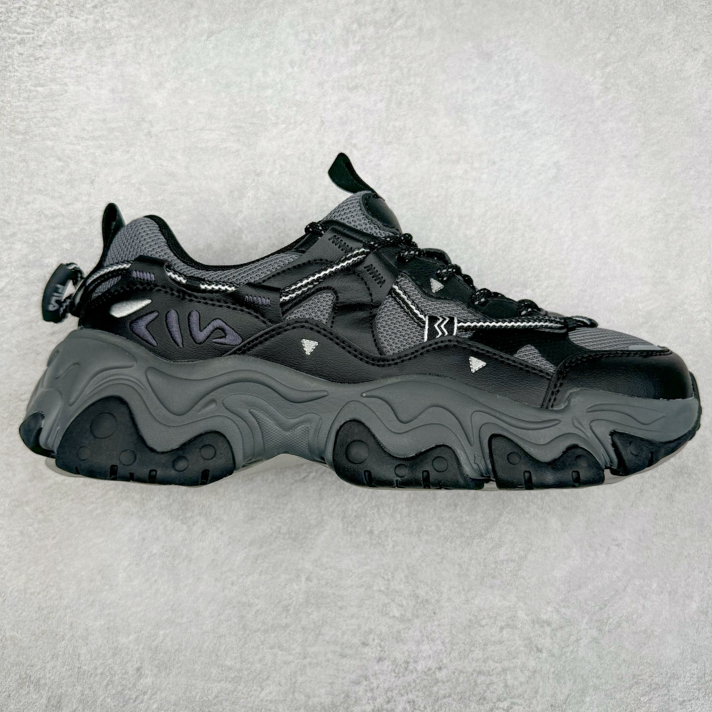 FILA Running Originale Sneakers 斐乐复古系列舒适百搭耐磨包裹性吸汗透气 低帮跑步鞋 FUSION 系列传承了 FILA 的百年基因，融入年轻运动及潮流文化，成为引领变革、创新突破的一代。以“1+N” 的跨界合作模式重现经典的同时创造经典。带来最出其不意的跨界合作惊喜。同时，FILAFUSION把FILA 的 DNA 融入到定制体验里，你可以随心制造厲于你的产品。FILA FUSION 的鞋家族涵盖了老爹鞋、跑步鞋、网球鞋、季节款。风格复古新潮，满足了时尚人士出行及各类运动的搭配需求，成为当下年轻人筷拥的鞋类品牌之一。FILA FUSION 走进年轻人的世界，通过年轻人运动，街舞，滑板，篮球，展现 FILA FUSION 的潮流态度和年轻文化。FILA FUSION 认为末来属于引领变革、创新突破的年轻一代，让我们一起构成 FILA 未来的蓝图吧！尺码：35.5 36 36.5 37.5 38 38.5 39 40 40.5 41 42 42.5 43 44 44.5 45 45.5-选品中心