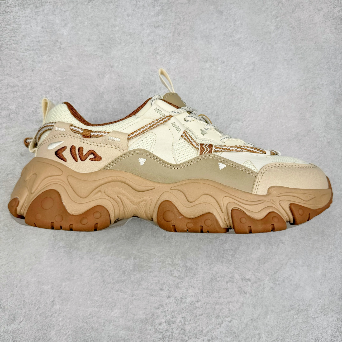 FILA Running Originale Sneakers 斐乐复古系列舒适百搭耐磨包裹性吸汗透气 低帮跑步鞋 FUSION 系列传承了 FILA 的百年基因，融入年轻运动及潮流文化，成为引领变革、创新突破的一代。以“1+N” 的跨界合作模式重现经典的同时创造经典。带来最出其不意的跨界合作惊喜。同时，FILAFUSION把FILA 的 DNA 融入到定制体验里，你可以随心制造厲于你的产品。FILA FUSION 的鞋家族涵盖了老爹鞋、跑步鞋、网球鞋、季节款。风格复古新潮，满足了时尚人士出行及各类运动的搭配需求，成为当下年轻人筷拥的鞋类品牌之一。FILA FUSION 走进年轻人的世界，通过年轻人运动，街舞，滑板，篮球，展现 FILA FUSION 的潮流态度和年轻文化。FILA FUSION 认为末来属于引领变革、创新突破的年轻一代，让我们一起构成 FILA 未来的蓝图吧！尺码：35.5 36 36.5 37.5 38 38.5 39 40 40.5 41 42 42.5 43 44 44.5 45 45.5-选品中心