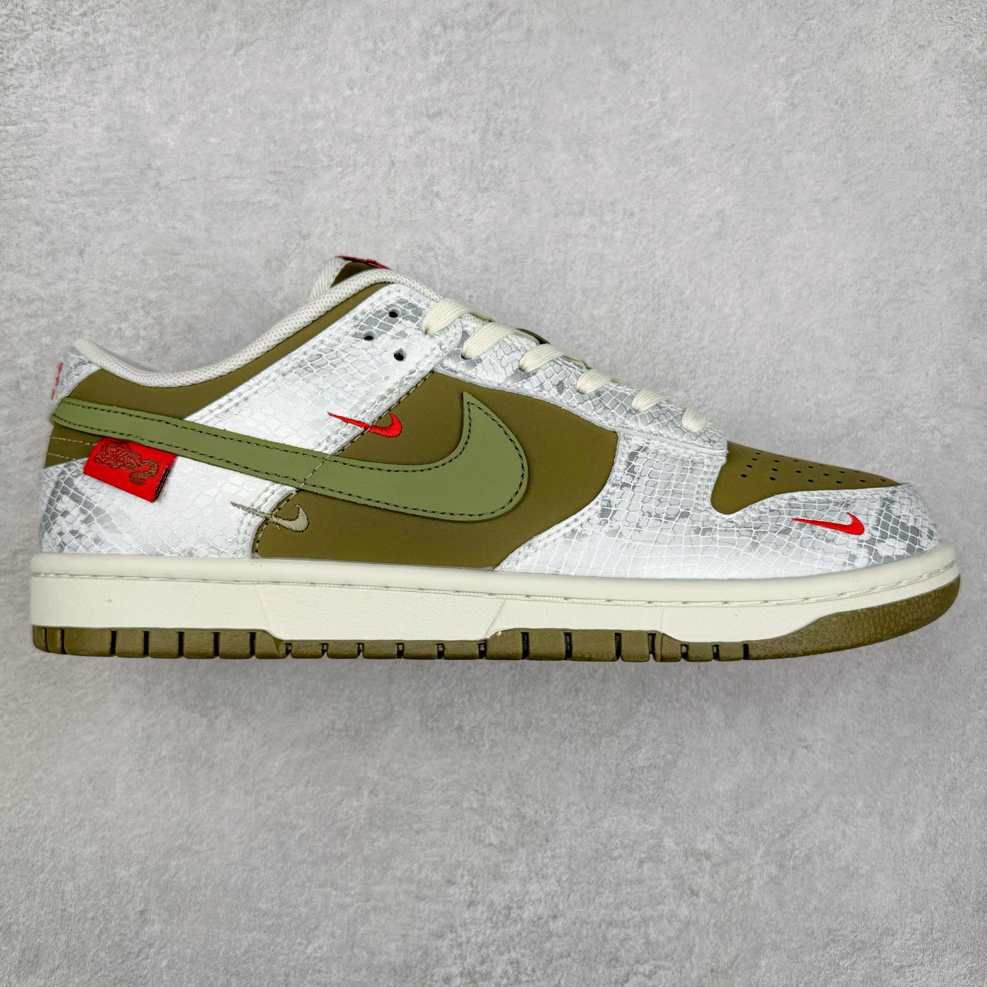 NK Dunk Low 蛇年限定 米白绿 HV5980-231 大厂出品 极力推荐 原装头层材料 独家版型蒸餾加工帶來的是更好的视觉和脚感体验大厂纯原品质出货 清洁度 电绣工艺 皮料切割干净无任何毛边 细节完美 尺码：36 36.5 37.5 38 38.5 39 40 40.5 41 42 42.5 43 44 44.5 45-选品中心