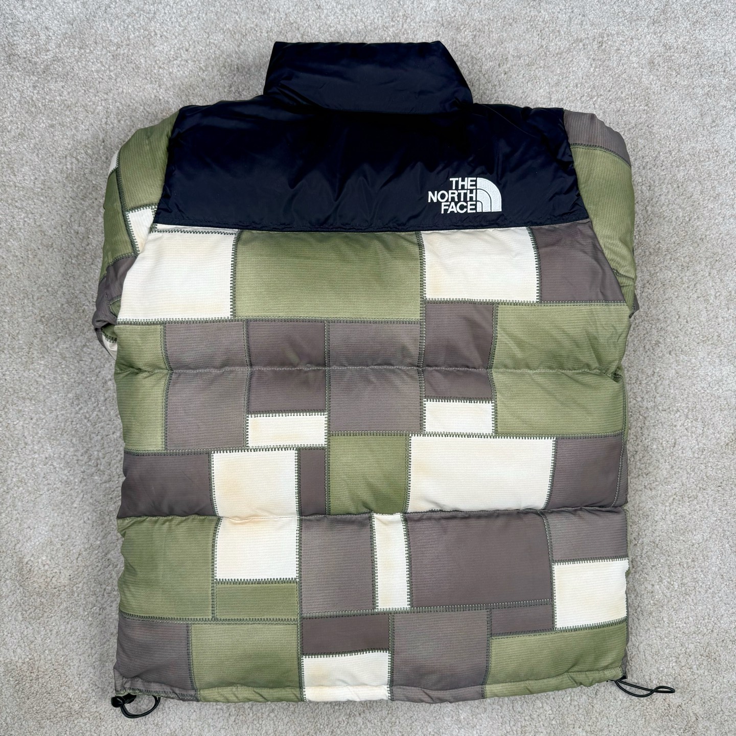 图片[3]-＃暖冬福利 THE NORTH FACE TNF 北面 23FW JUNYA WATANABE 渡边淳弥 联名限定补丁羽绒服 注意此款产品不支持退换‼️ 产品介绍： 1️⃣市面最好刺绣，刺绣采用进口田岛绣花万针刺绣，采用进口7号针，日本女皇绣线，保证每字饱满工、立体感清晰。 2️⃣保证保暖性的同时，更加轻便。 3️⃣独家定制40D格子四级防泼水布料，手感丝滑还原zp。高端防跑绒涂鸦里布+380T三防胆布。 4️⃣DWR防泼水面料，通过后期整理技术，从而将水分阻截在面料表面，实现防泼水效果，偶遇小雨也能抵挡片刻，轻质耐磨防撕裂，更具出色的防风防泼水性能，为户外活动提供属实防护。 5️⃣正品YKK吉田ISO9000拉链，拉动更丝滑流畅，区别市面假YKK。 6️⃣独家定制五金辅料，100%还原ZP。辅料及扣子均采用原版一致铜芯弹簧，非市面铁芯弹簧。 尺码：XS-XXL-选品中心