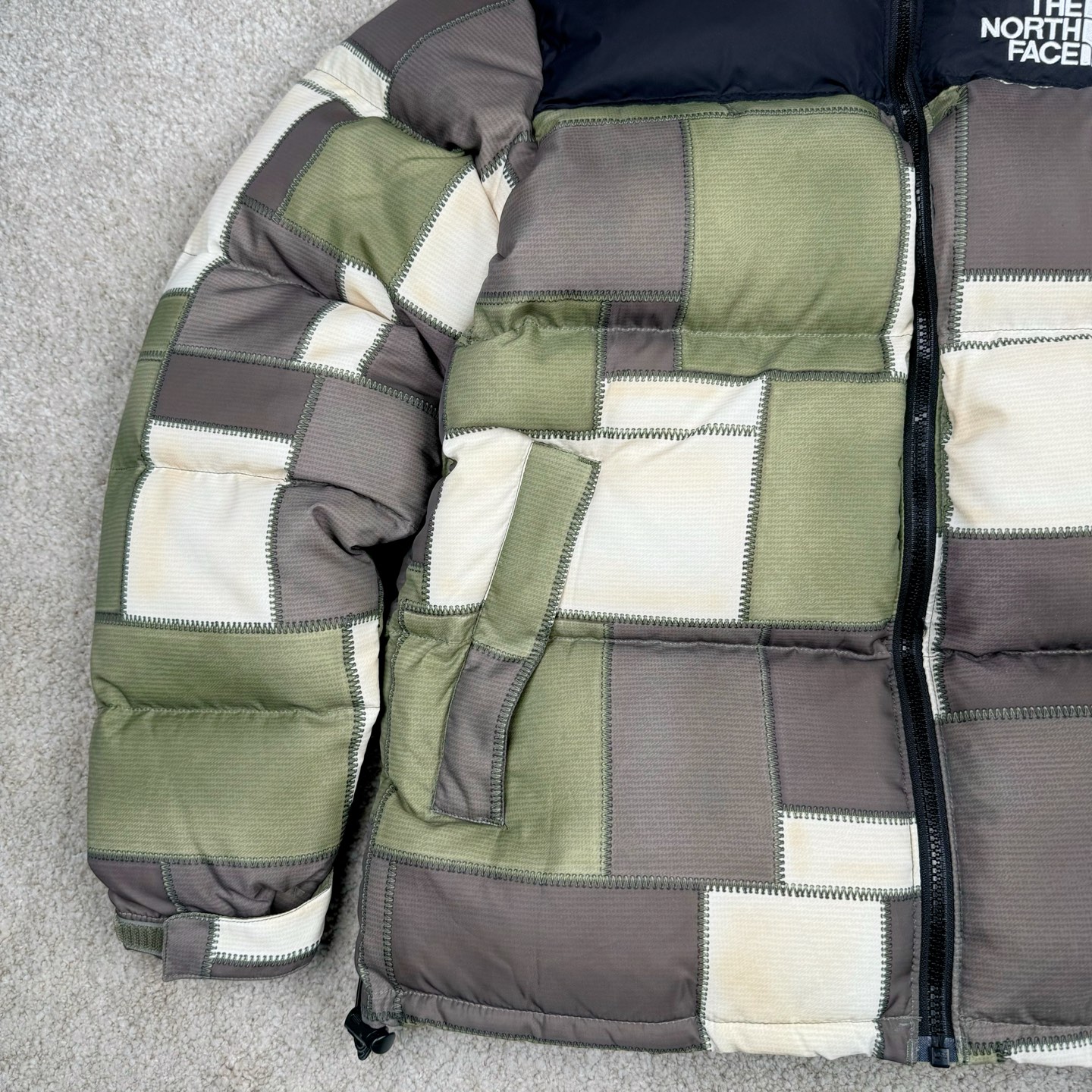 图片[6]-＃暖冬福利 THE NORTH FACE TNF 北面 23FW JUNYA WATANABE 渡边淳弥 联名限定补丁羽绒服 注意此款产品不支持退换‼️ 产品介绍： 1️⃣市面最好刺绣，刺绣采用进口田岛绣花万针刺绣，采用进口7号针，日本女皇绣线，保证每字饱满工、立体感清晰。 2️⃣保证保暖性的同时，更加轻便。 3️⃣独家定制40D格子四级防泼水布料，手感丝滑还原zp。高端防跑绒涂鸦里布+380T三防胆布。 4️⃣DWR防泼水面料，通过后期整理技术，从而将水分阻截在面料表面，实现防泼水效果，偶遇小雨也能抵挡片刻，轻质耐磨防撕裂，更具出色的防风防泼水性能，为户外活动提供属实防护。 5️⃣正品YKK吉田ISO9000拉链，拉动更丝滑流畅，区别市面假YKK。 6️⃣独家定制五金辅料，100%还原ZP。辅料及扣子均采用原版一致铜芯弹簧，非市面铁芯弹簧。 尺码：XS-XXL-选品中心