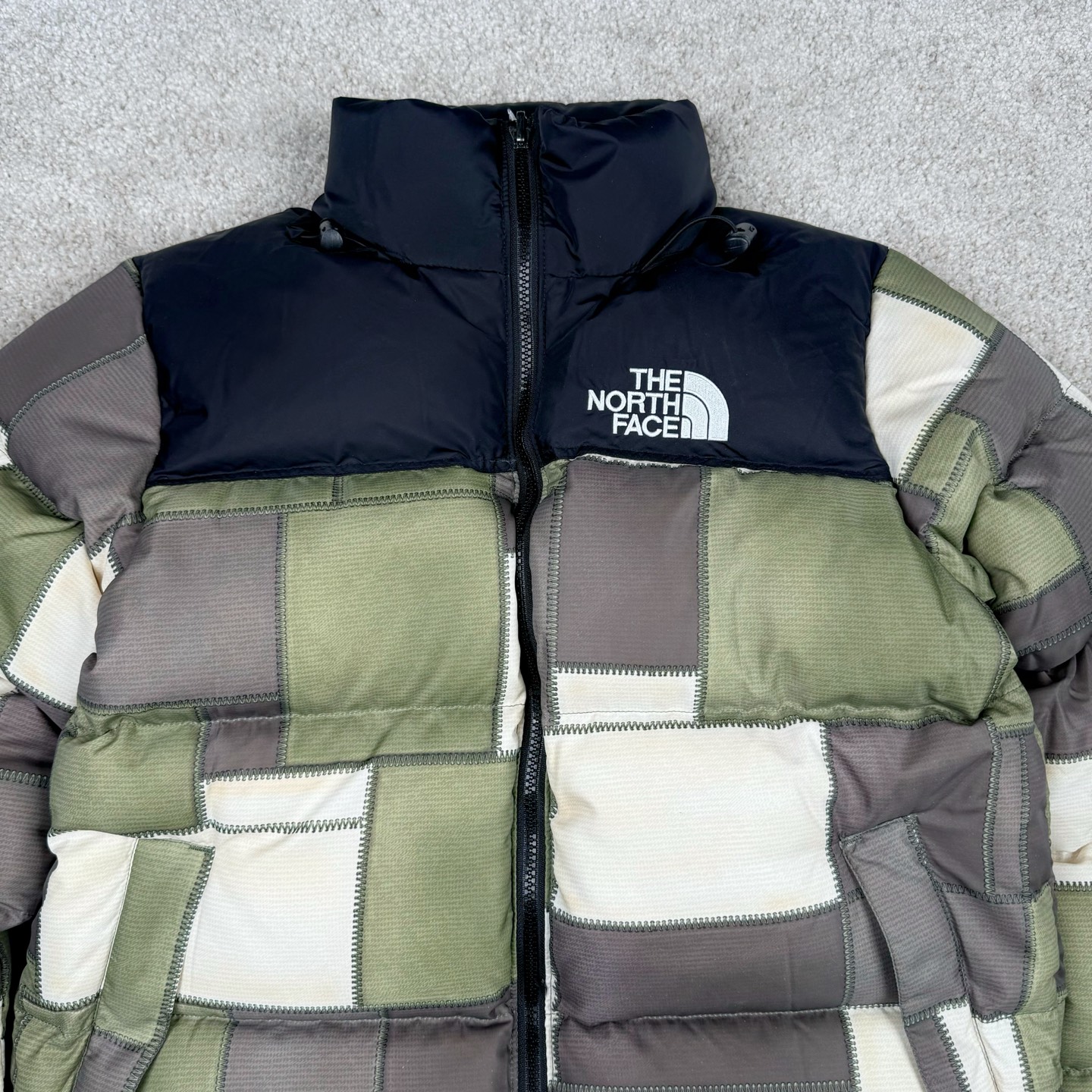图片[5]-＃暖冬福利 THE NORTH FACE TNF 北面 23FW JUNYA WATANABE 渡边淳弥 联名限定补丁羽绒服 注意此款产品不支持退换‼️ 产品介绍： 1️⃣市面最好刺绣，刺绣采用进口田岛绣花万针刺绣，采用进口7号针，日本女皇绣线，保证每字饱满工、立体感清晰。 2️⃣保证保暖性的同时，更加轻便。 3️⃣独家定制40D格子四级防泼水布料，手感丝滑还原zp。高端防跑绒涂鸦里布+380T三防胆布。 4️⃣DWR防泼水面料，通过后期整理技术，从而将水分阻截在面料表面，实现防泼水效果，偶遇小雨也能抵挡片刻，轻质耐磨防撕裂，更具出色的防风防泼水性能，为户外活动提供属实防护。 5️⃣正品YKK吉田ISO9000拉链，拉动更丝滑流畅，区别市面假YKK。 6️⃣独家定制五金辅料，100%还原ZP。辅料及扣子均采用原版一致铜芯弹簧，非市面铁芯弹簧。 尺码：XS-XXL-选品中心