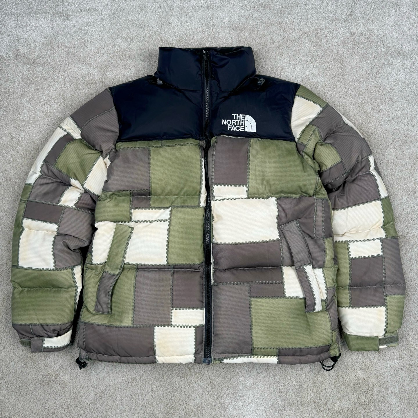 ＃暖冬福利 THE NORTH FACE TNF 北面 23FW JUNYA WATANABE 渡边淳弥 联名限定补丁羽绒服 注意此款产品不支持退换‼️ 产品介绍： 1️⃣市面最好刺绣，刺绣采用进口田岛绣花万针刺绣，采用进口7号针，日本女皇绣线，保证每字饱满工、立体感清晰。 2️⃣保证保暖性的同时，更加轻便。 3️⃣独家定制40D格子四级防泼水布料，手感丝滑还原zp。高端防跑绒涂鸦里布+380T三防胆布。 4️⃣DWR防泼水面料，通过后期整理技术，从而将水分阻截在面料表面，实现防泼水效果，偶遇小雨也能抵挡片刻，轻质耐磨防撕裂，更具出色的防风防泼水性能，为户外活动提供属实防护。 5️⃣正品YKK吉田ISO9000拉链，拉动更丝滑流畅，区别市面假YKK。 6️⃣独家定制五金辅料，100%还原ZP。辅料及扣子均采用原版一致铜芯弹簧，非市面铁芯弹簧。 尺码：XS-XXL-选品中心