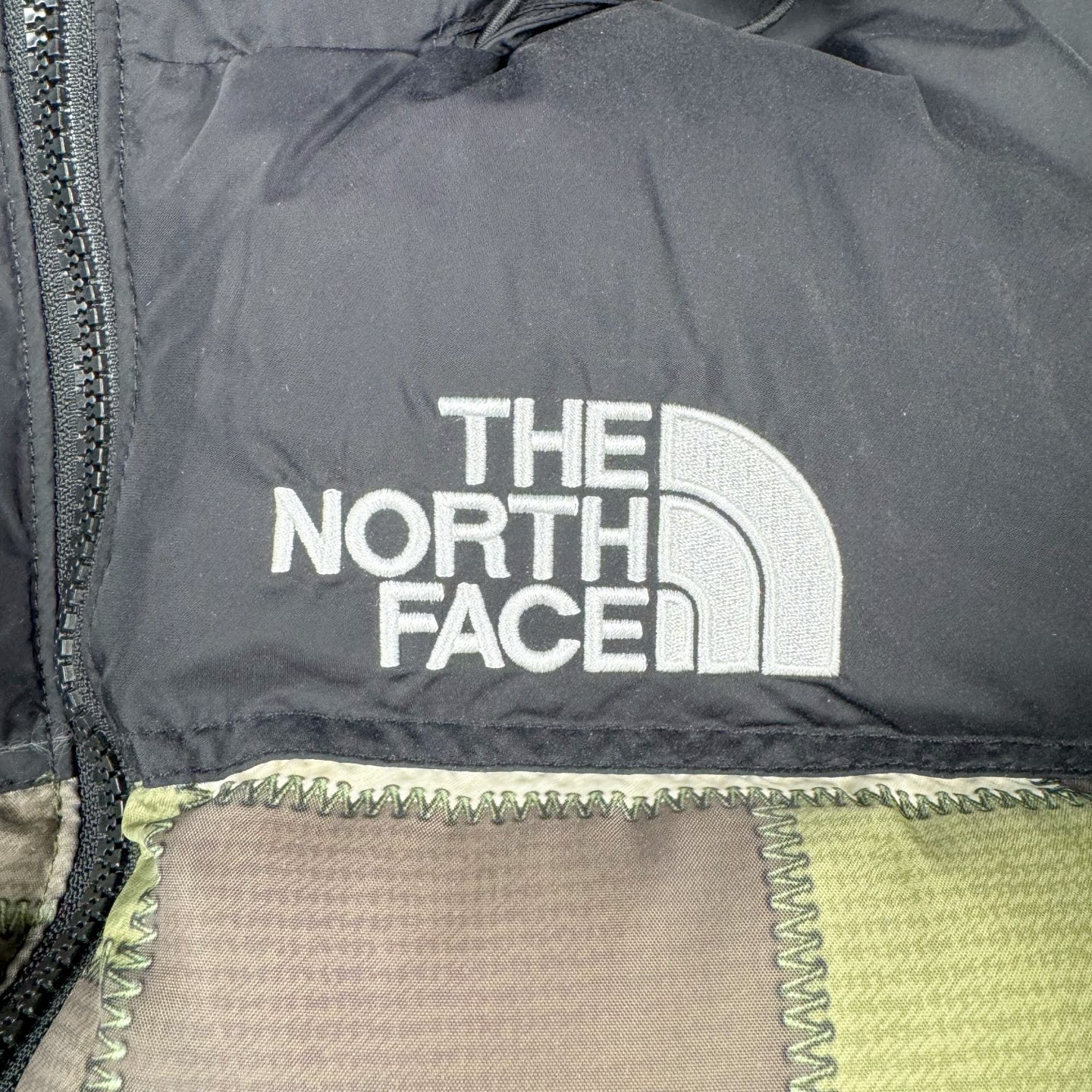 图片[11]-＃暖冬福利 THE NORTH FACE TNF 北面 23FW JUNYA WATANABE 渡边淳弥 联名限定补丁羽绒服 注意此款产品不支持退换‼️ 产品介绍： 1️⃣市面最好刺绣，刺绣采用进口田岛绣花万针刺绣，采用进口7号针，日本女皇绣线，保证每字饱满工、立体感清晰。 2️⃣保证保暖性的同时，更加轻便。 3️⃣独家定制40D格子四级防泼水布料，手感丝滑还原zp。高端防跑绒涂鸦里布+380T三防胆布。 4️⃣DWR防泼水面料，通过后期整理技术，从而将水分阻截在面料表面，实现防泼水效果，偶遇小雨也能抵挡片刻，轻质耐磨防撕裂，更具出色的防风防泼水性能，为户外活动提供属实防护。 5️⃣正品YKK吉田ISO9000拉链，拉动更丝滑流畅，区别市面假YKK。 6️⃣独家定制五金辅料，100%还原ZP。辅料及扣子均采用原版一致铜芯弹簧，非市面铁芯弹簧。 尺码：XS-XXL-选品中心