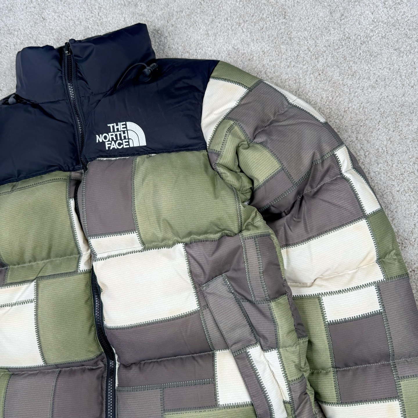 图片[10]-＃暖冬福利 THE NORTH FACE TNF 北面 23FW JUNYA WATANABE 渡边淳弥 联名限定补丁羽绒服 注意此款产品不支持退换‼️ 产品介绍： 1️⃣市面最好刺绣，刺绣采用进口田岛绣花万针刺绣，采用进口7号针，日本女皇绣线，保证每字饱满工、立体感清晰。 2️⃣保证保暖性的同时，更加轻便。 3️⃣独家定制40D格子四级防泼水布料，手感丝滑还原zp。高端防跑绒涂鸦里布+380T三防胆布。 4️⃣DWR防泼水面料，通过后期整理技术，从而将水分阻截在面料表面，实现防泼水效果，偶遇小雨也能抵挡片刻，轻质耐磨防撕裂，更具出色的防风防泼水性能，为户外活动提供属实防护。 5️⃣正品YKK吉田ISO9000拉链，拉动更丝滑流畅，区别市面假YKK。 6️⃣独家定制五金辅料，100%还原ZP。辅料及扣子均采用原版一致铜芯弹簧，非市面铁芯弹簧。 尺码：XS-XXL-选品中心