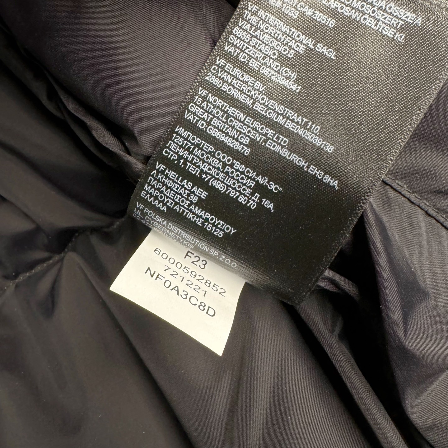 图片[14]-＃暖冬福利 THE NORTH FACE TNF 北面 23FW JUNYA WATANABE 渡边淳弥 联名限定补丁羽绒服 注意此款产品不支持退换‼️ 产品介绍： 1️⃣市面最好刺绣，刺绣采用进口田岛绣花万针刺绣，采用进口7号针，日本女皇绣线，保证每字饱满工、立体感清晰。 2️⃣保证保暖性的同时，更加轻便。 3️⃣独家定制40D格子四级防泼水布料，手感丝滑还原zp。高端防跑绒涂鸦里布+380T三防胆布。 4️⃣DWR防泼水面料，通过后期整理技术，从而将水分阻截在面料表面，实现防泼水效果，偶遇小雨也能抵挡片刻，轻质耐磨防撕裂，更具出色的防风防泼水性能，为户外活动提供属实防护。 5️⃣正品YKK吉田ISO9000拉链，拉动更丝滑流畅，区别市面假YKK。 6️⃣独家定制五金辅料，100%还原ZP。辅料及扣子均采用原版一致铜芯弹簧，非市面铁芯弹簧。 尺码：XS-XXL-选品中心