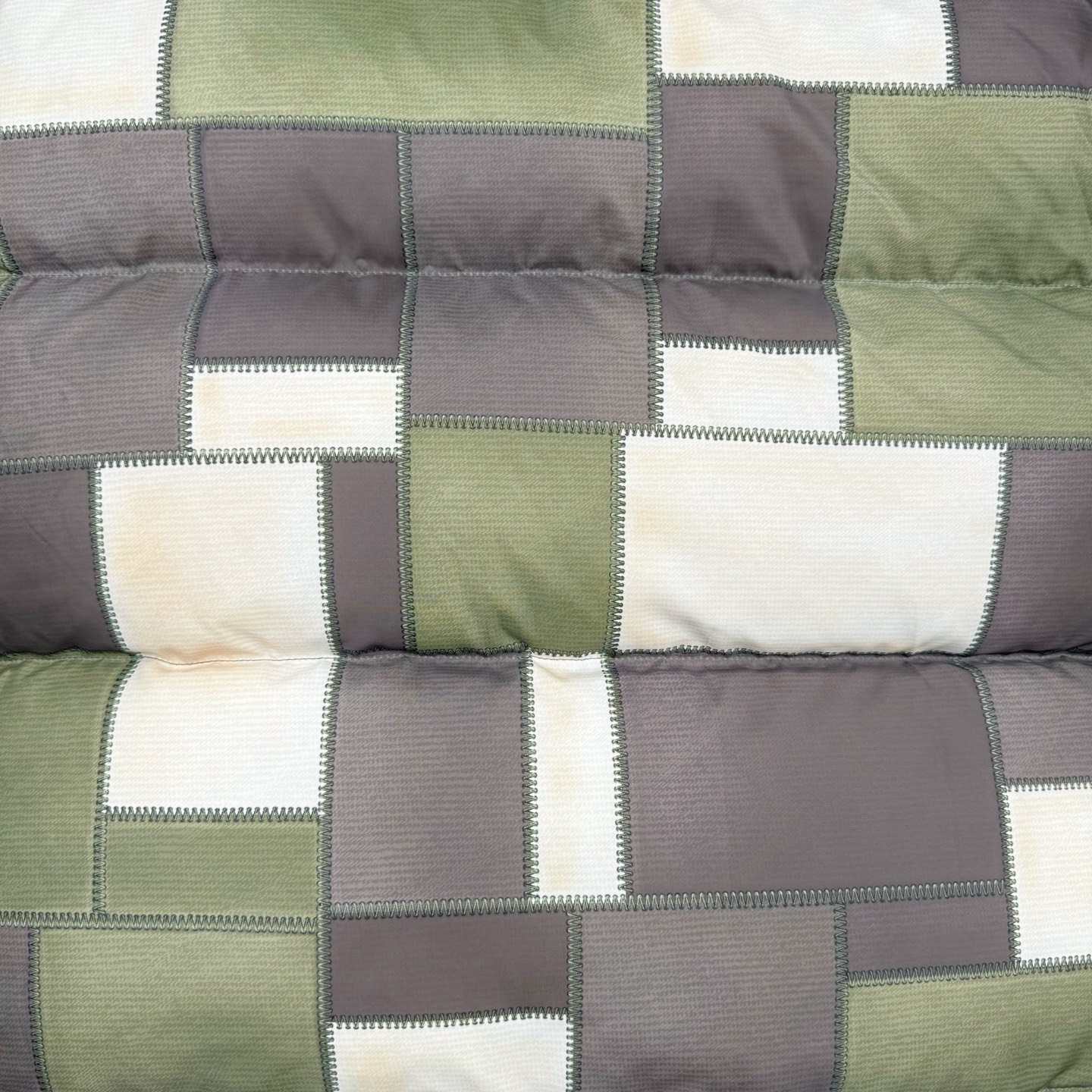 图片[12]-＃暖冬福利 THE NORTH FACE TNF 北面 23FW JUNYA WATANABE 渡边淳弥 联名限定补丁羽绒服 注意此款产品不支持退换‼️ 产品介绍： 1️⃣市面最好刺绣，刺绣采用进口田岛绣花万针刺绣，采用进口7号针，日本女皇绣线，保证每字饱满工、立体感清晰。 2️⃣保证保暖性的同时，更加轻便。 3️⃣独家定制40D格子四级防泼水布料，手感丝滑还原zp。高端防跑绒涂鸦里布+380T三防胆布。 4️⃣DWR防泼水面料，通过后期整理技术，从而将水分阻截在面料表面，实现防泼水效果，偶遇小雨也能抵挡片刻，轻质耐磨防撕裂，更具出色的防风防泼水性能，为户外活动提供属实防护。 5️⃣正品YKK吉田ISO9000拉链，拉动更丝滑流畅，区别市面假YKK。 6️⃣独家定制五金辅料，100%还原ZP。辅料及扣子均采用原版一致铜芯弹簧，非市面铁芯弹簧。 尺码：XS-XXL-选品中心