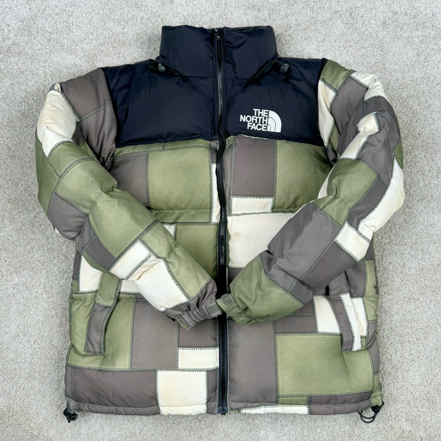 图片[2]-＃暖冬福利 THE NORTH FACE TNF 北面 23FW JUNYA WATANABE 渡边淳弥 联名限定补丁羽绒服 注意此款产品不支持退换‼️ 产品介绍： 1️⃣市面最好刺绣，刺绣采用进口田岛绣花万针刺绣，采用进口7号针，日本女皇绣线，保证每字饱满工、立体感清晰。 2️⃣保证保暖性的同时，更加轻便。 3️⃣独家定制40D格子四级防泼水布料，手感丝滑还原zp。高端防跑绒涂鸦里布+380T三防胆布。 4️⃣DWR防泼水面料，通过后期整理技术，从而将水分阻截在面料表面，实现防泼水效果，偶遇小雨也能抵挡片刻，轻质耐磨防撕裂，更具出色的防风防泼水性能，为户外活动提供属实防护。 5️⃣正品YKK吉田ISO9000拉链，拉动更丝滑流畅，区别市面假YKK。 6️⃣独家定制五金辅料，100%还原ZP。辅料及扣子均采用原版一致铜芯弹簧，非市面铁芯弹簧。 尺码：XS-XXL-选品中心