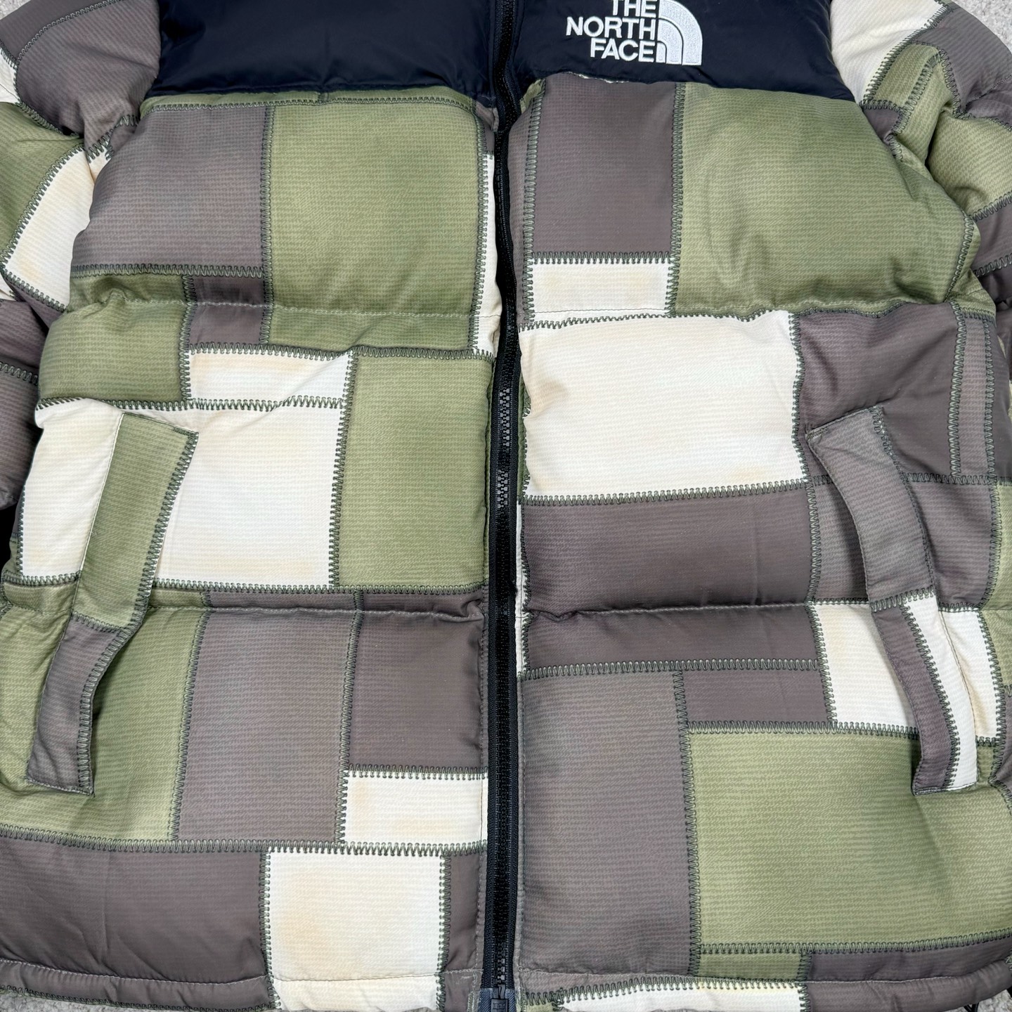 图片[9]-＃暖冬福利 THE NORTH FACE TNF 北面 23FW JUNYA WATANABE 渡边淳弥 联名限定补丁羽绒服 注意此款产品不支持退换‼️ 产品介绍： 1️⃣市面最好刺绣，刺绣采用进口田岛绣花万针刺绣，采用进口7号针，日本女皇绣线，保证每字饱满工、立体感清晰。 2️⃣保证保暖性的同时，更加轻便。 3️⃣独家定制40D格子四级防泼水布料，手感丝滑还原zp。高端防跑绒涂鸦里布+380T三防胆布。 4️⃣DWR防泼水面料，通过后期整理技术，从而将水分阻截在面料表面，实现防泼水效果，偶遇小雨也能抵挡片刻，轻质耐磨防撕裂，更具出色的防风防泼水性能，为户外活动提供属实防护。 5️⃣正品YKK吉田ISO9000拉链，拉动更丝滑流畅，区别市面假YKK。 6️⃣独家定制五金辅料，100%还原ZP。辅料及扣子均采用原版一致铜芯弹簧，非市面铁芯弹簧。 尺码：XS-XXL-选品中心