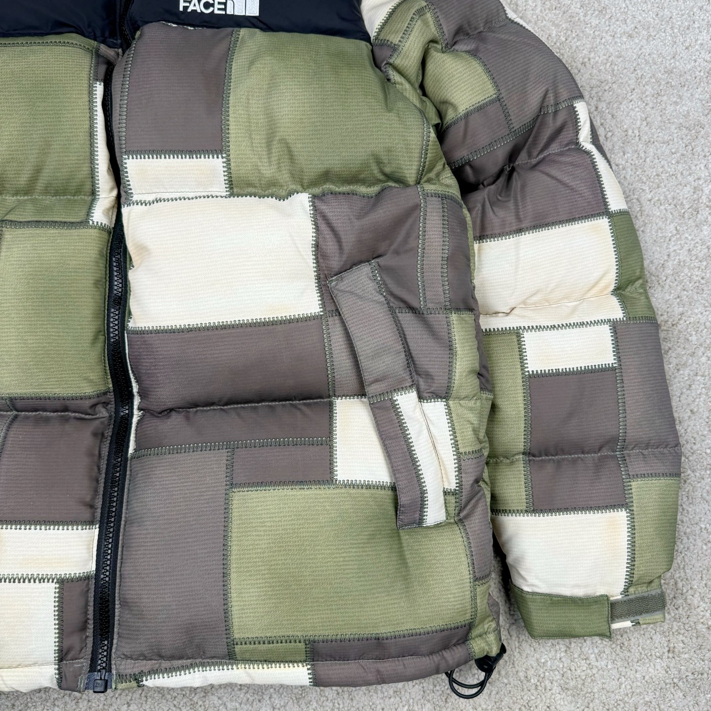 图片[7]-＃暖冬福利 THE NORTH FACE TNF 北面 23FW JUNYA WATANABE 渡边淳弥 联名限定补丁羽绒服 注意此款产品不支持退换‼️ 产品介绍： 1️⃣市面最好刺绣，刺绣采用进口田岛绣花万针刺绣，采用进口7号针，日本女皇绣线，保证每字饱满工、立体感清晰。 2️⃣保证保暖性的同时，更加轻便。 3️⃣独家定制40D格子四级防泼水布料，手感丝滑还原zp。高端防跑绒涂鸦里布+380T三防胆布。 4️⃣DWR防泼水面料，通过后期整理技术，从而将水分阻截在面料表面，实现防泼水效果，偶遇小雨也能抵挡片刻，轻质耐磨防撕裂，更具出色的防风防泼水性能，为户外活动提供属实防护。 5️⃣正品YKK吉田ISO9000拉链，拉动更丝滑流畅，区别市面假YKK。 6️⃣独家定制五金辅料，100%还原ZP。辅料及扣子均采用原版一致铜芯弹簧，非市面铁芯弹簧。 尺码：XS-XXL-选品中心