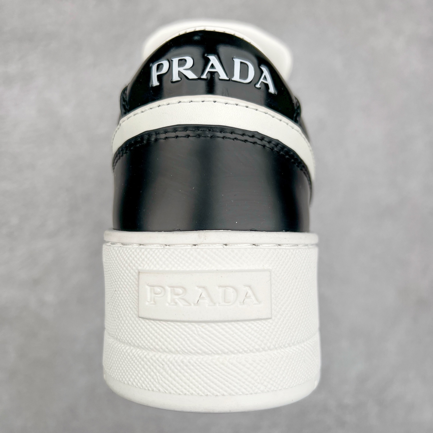 图片[8]-𝐏𝐑𝐀𝐃𝐀 普拉达春夏系列 专柜新款厚底松糕运动鞋系列外形是廓形设计 轮廓类似麦昆 厚底 鞋头饱满 宽版设计 底子是软弹那种 非常非常舒适 又觉得白色既运动 又可以休闲商务 日常便鞋最合适不过了 将艺术家Peterdepotter创作的标语纹样应用到鞋身设计加上了著名三角形徽标格外好看目普拉达 鞋面：布料进口防水降落伞 大底：TPU发泡大底 内里：进口羊皮内里 全新官方一致全套包装 尺码：35 36 37 38 39 40 41 42 43 44 45-选品中心