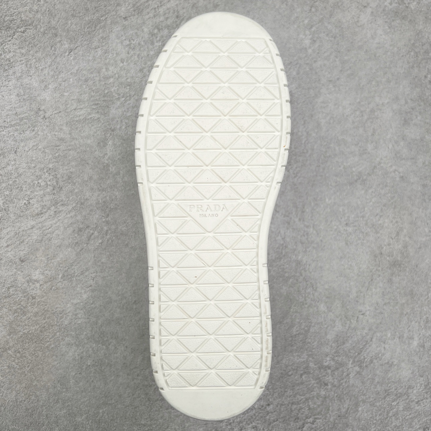 图片[9]-𝐏𝐑𝐀𝐃𝐀 普拉达春夏系列 专柜新款厚底松糕运动鞋系列外形是廓形设计 轮廓类似麦昆 厚底 鞋头饱满 宽版设计 底子是软弹那种 非常非常舒适 又觉得白色既运动 又可以休闲商务 日常便鞋最合适不过了 将艺术家Peterdepotter创作的标语纹样应用到鞋身设计加上了著名三角形徽标格外好看目普拉达 鞋面：布料进口防水降落伞 大底：TPU发泡大底 内里：进口羊皮内里 全新官方一致全套包装 尺码：35 36 37 38 39 40 41 42 43 44 45-选品中心