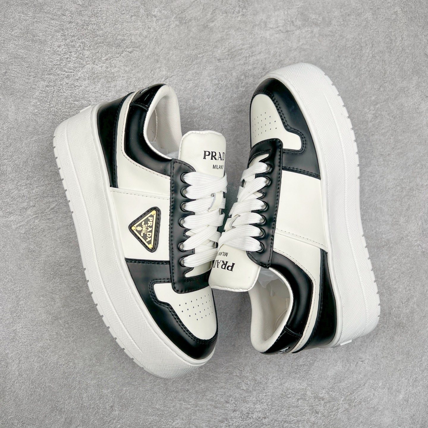 图片[3]-𝐏𝐑𝐀𝐃𝐀 普拉达春夏系列 专柜新款厚底松糕运动鞋系列外形是廓形设计 轮廓类似麦昆 厚底 鞋头饱满 宽版设计 底子是软弹那种 非常非常舒适 又觉得白色既运动 又可以休闲商务 日常便鞋最合适不过了 将艺术家Peterdepotter创作的标语纹样应用到鞋身设计加上了著名三角形徽标格外好看目普拉达 鞋面：布料进口防水降落伞 大底：TPU发泡大底 内里：进口羊皮内里 全新官方一致全套包装 尺码：35 36 37 38 39 40 41 42 43 44 45-选品中心