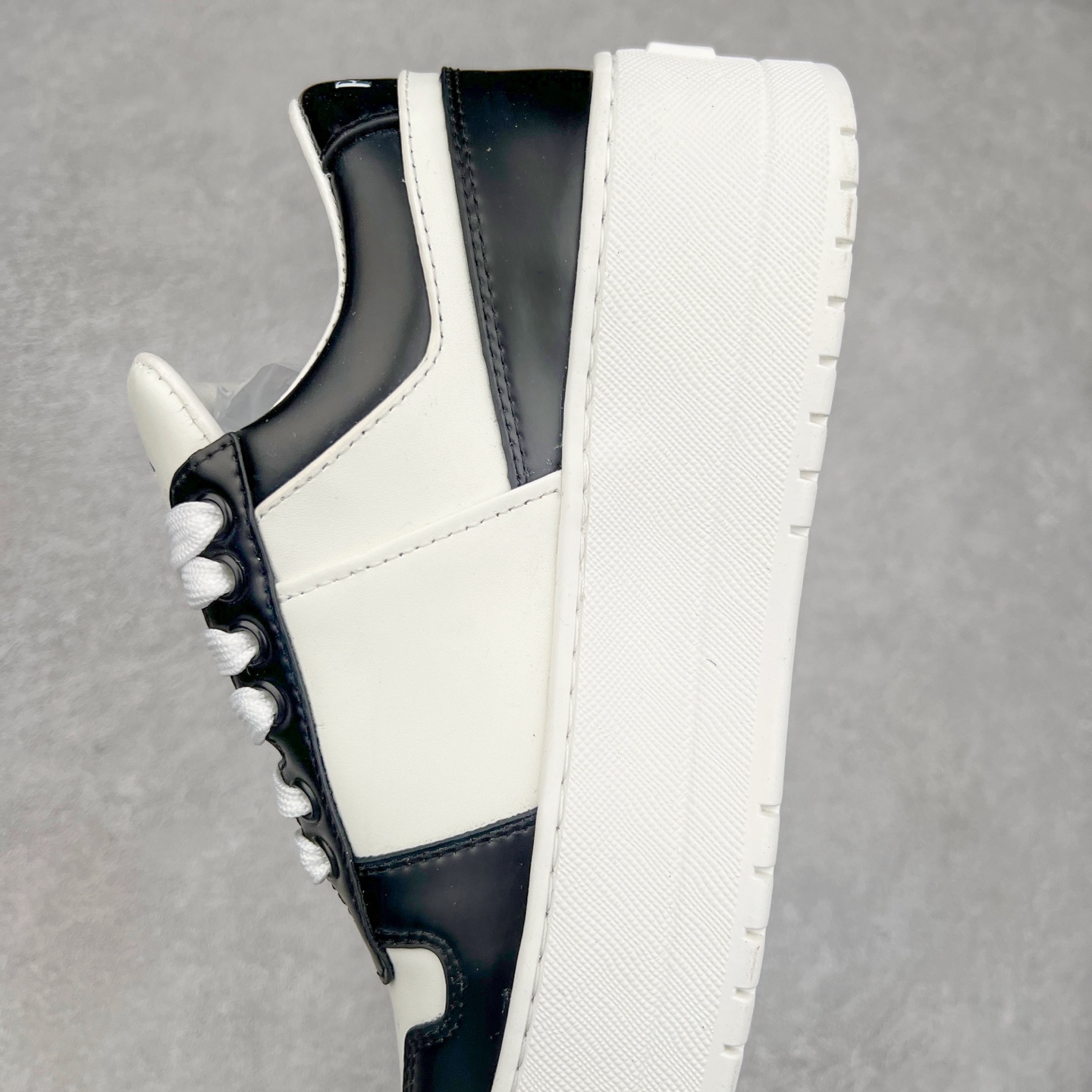 图片[7]-𝐏𝐑𝐀𝐃𝐀 普拉达春夏系列 专柜新款厚底松糕运动鞋系列外形是廓形设计 轮廓类似麦昆 厚底 鞋头饱满 宽版设计 底子是软弹那种 非常非常舒适 又觉得白色既运动 又可以休闲商务 日常便鞋最合适不过了 将艺术家Peterdepotter创作的标语纹样应用到鞋身设计加上了著名三角形徽标格外好看目普拉达 鞋面：布料进口防水降落伞 大底：TPU发泡大底 内里：进口羊皮内里 全新官方一致全套包装 尺码：35 36 37 38 39 40 41 42 43 44 45-选品中心