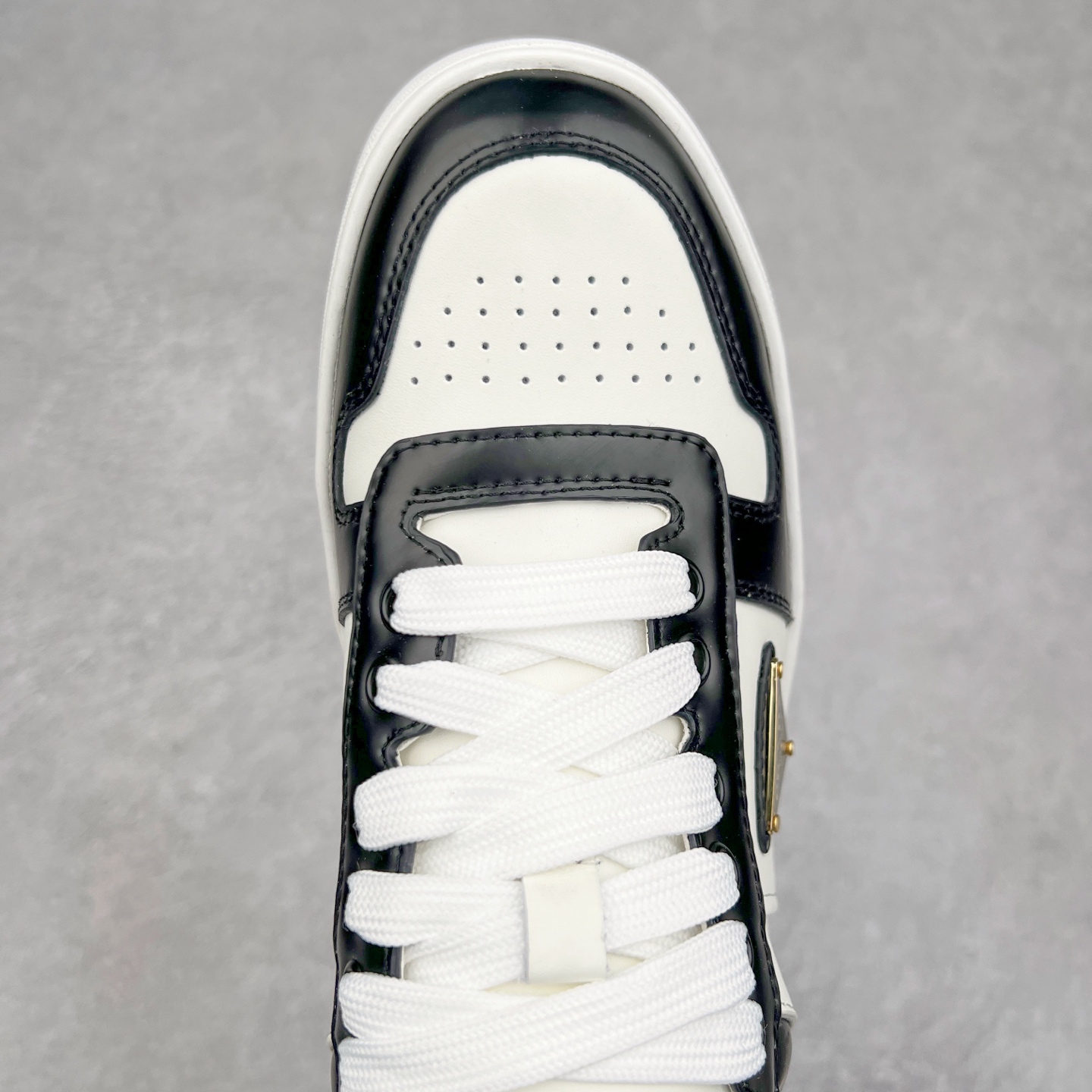 图片[4]-𝐏𝐑𝐀𝐃𝐀 普拉达春夏系列 专柜新款厚底松糕运动鞋系列外形是廓形设计 轮廓类似麦昆 厚底 鞋头饱满 宽版设计 底子是软弹那种 非常非常舒适 又觉得白色既运动 又可以休闲商务 日常便鞋最合适不过了 将艺术家Peterdepotter创作的标语纹样应用到鞋身设计加上了著名三角形徽标格外好看目普拉达 鞋面：布料进口防水降落伞 大底：TPU发泡大底 内里：进口羊皮内里 全新官方一致全套包装 尺码：35 36 37 38 39 40 41 42 43 44 45-选品中心