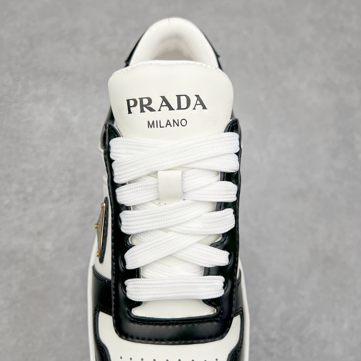 图片[5]-𝐏𝐑𝐀𝐃𝐀 普拉达春夏系列 专柜新款厚底松糕运动鞋系列外形是廓形设计 轮廓类似麦昆 厚底 鞋头饱满 宽版设计 底子是软弹那种 非常非常舒适 又觉得白色既运动 又可以休闲商务 日常便鞋最合适不过了 将艺术家Peterdepotter创作的标语纹样应用到鞋身设计加上了著名三角形徽标格外好看目普拉达 鞋面：布料进口防水降落伞 大底：TPU发泡大底 内里：进口羊皮内里 全新官方一致全套包装 尺码：35 36 37 38 39 40 41 42 43 44 45-选品中心