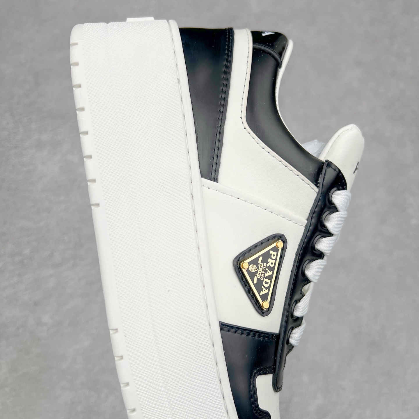 图片[6]-𝐏𝐑𝐀𝐃𝐀 普拉达春夏系列 专柜新款厚底松糕运动鞋系列外形是廓形设计 轮廓类似麦昆 厚底 鞋头饱满 宽版设计 底子是软弹那种 非常非常舒适 又觉得白色既运动 又可以休闲商务 日常便鞋最合适不过了 将艺术家Peterdepotter创作的标语纹样应用到鞋身设计加上了著名三角形徽标格外好看目普拉达 鞋面：布料进口防水降落伞 大底：TPU发泡大底 内里：进口羊皮内里 全新官方一致全套包装 尺码：35 36 37 38 39 40 41 42 43 44 45-选品中心