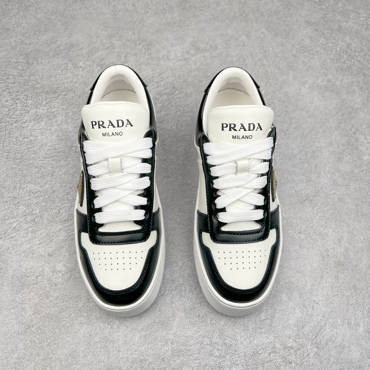 图片[2]-𝐏𝐑𝐀𝐃𝐀 普拉达春夏系列 专柜新款厚底松糕运动鞋系列外形是廓形设计 轮廓类似麦昆 厚底 鞋头饱满 宽版设计 底子是软弹那种 非常非常舒适 又觉得白色既运动 又可以休闲商务 日常便鞋最合适不过了 将艺术家Peterdepotter创作的标语纹样应用到鞋身设计加上了著名三角形徽标格外好看目普拉达 鞋面：布料进口防水降落伞 大底：TPU发泡大底 内里：进口羊皮内里 全新官方一致全套包装 尺码：35 36 37 38 39 40 41 42 43 44 45-选品中心