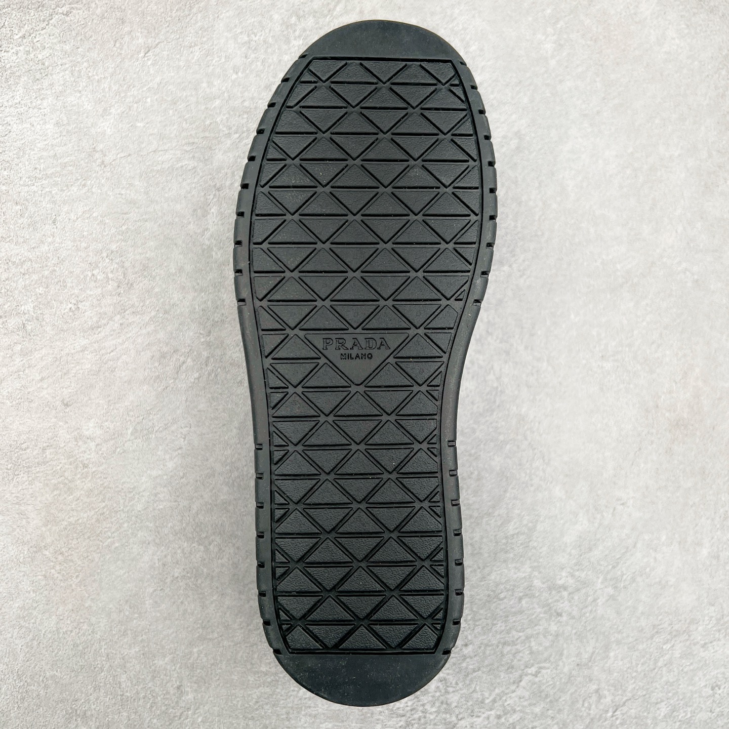 图片[9]-𝐏𝐑𝐀𝐃𝐀 普拉达春夏系列 专柜新款厚底松糕运动鞋系列外形是廓形设计 轮廓类似麦昆 厚底 鞋头饱满 宽版设计 底子是软弹那种 非常非常舒适 又觉得白色既运动 又可以休闲商务 日常便鞋最合适不过了 将艺术家Peterdepotter创作的标语纹样应用到鞋身设计加上了著名三角形徽标格外好看目普拉达 鞋面：布料进口防水降落伞 大底：TPU发泡大底 内里：进口羊皮内里 全新官方一致全套包装 尺码：35 36 37 38 39 40 41 42 43 44 45-选品中心