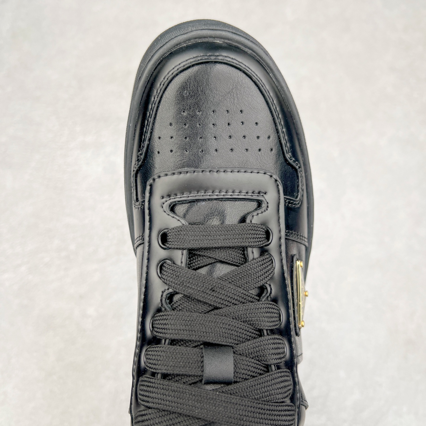 图片[4]-𝐏𝐑𝐀𝐃𝐀 普拉达春夏系列 专柜新款厚底松糕运动鞋系列外形是廓形设计 轮廓类似麦昆 厚底 鞋头饱满 宽版设计 底子是软弹那种 非常非常舒适 又觉得白色既运动 又可以休闲商务 日常便鞋最合适不过了 将艺术家Peterdepotter创作的标语纹样应用到鞋身设计加上了著名三角形徽标格外好看目普拉达 鞋面：布料进口防水降落伞 大底：TPU发泡大底 内里：进口羊皮内里 全新官方一致全套包装 尺码：35 36 37 38 39 40 41 42 43 44 45-选品中心