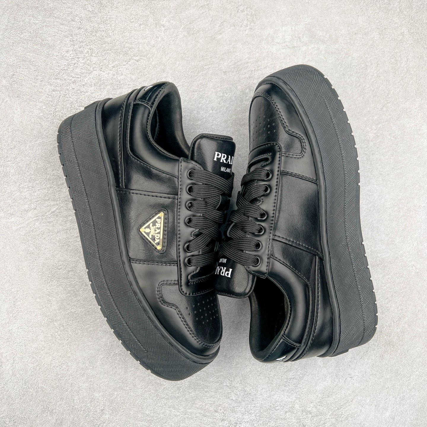 图片[3]-𝐏𝐑𝐀𝐃𝐀 普拉达春夏系列 专柜新款厚底松糕运动鞋系列外形是廓形设计 轮廓类似麦昆 厚底 鞋头饱满 宽版设计 底子是软弹那种 非常非常舒适 又觉得白色既运动 又可以休闲商务 日常便鞋最合适不过了 将艺术家Peterdepotter创作的标语纹样应用到鞋身设计加上了著名三角形徽标格外好看目普拉达 鞋面：布料进口防水降落伞 大底：TPU发泡大底 内里：进口羊皮内里 全新官方一致全套包装 尺码：35 36 37 38 39 40 41 42 43 44 45-选品中心