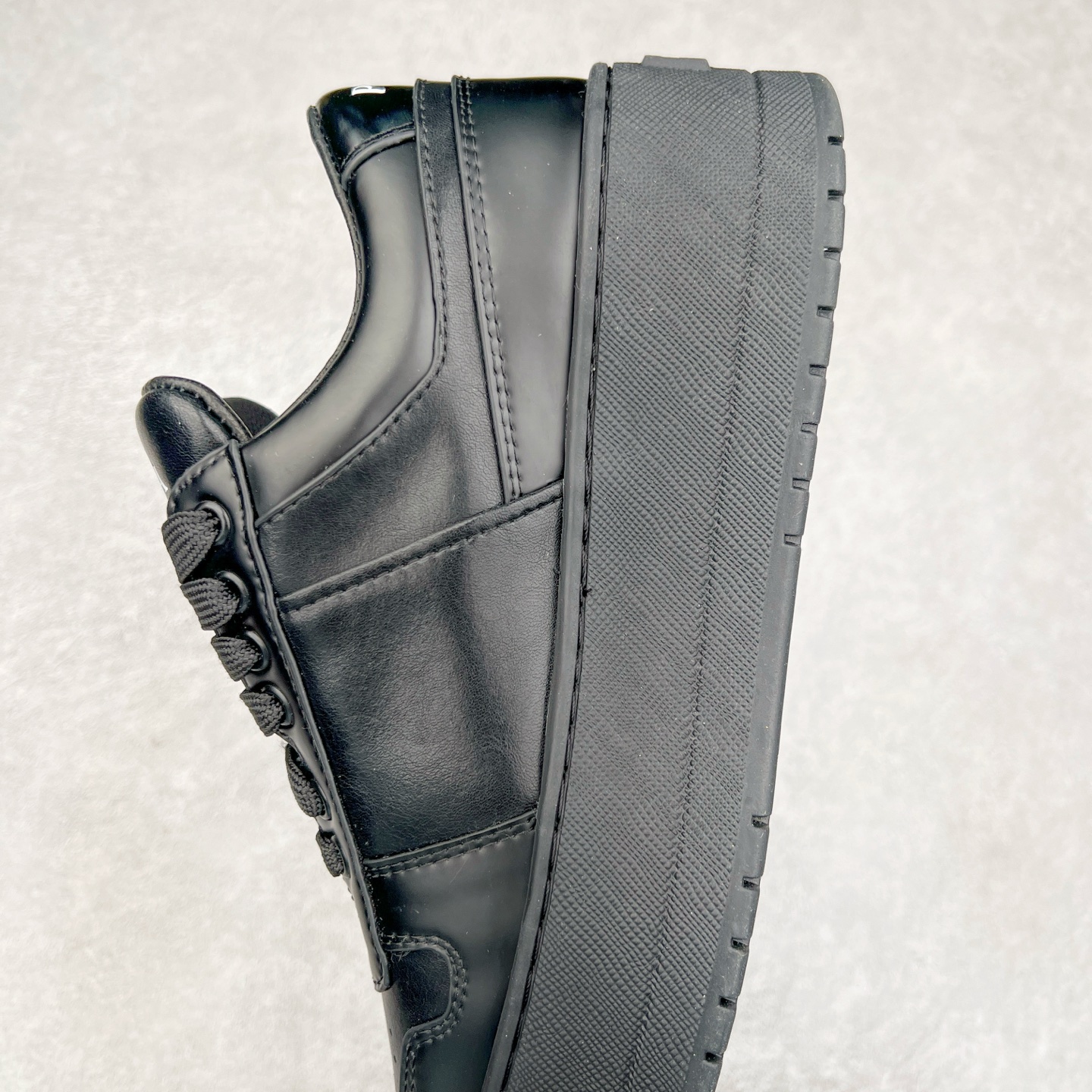 图片[7]-𝐏𝐑𝐀𝐃𝐀 普拉达春夏系列 专柜新款厚底松糕运动鞋系列外形是廓形设计 轮廓类似麦昆 厚底 鞋头饱满 宽版设计 底子是软弹那种 非常非常舒适 又觉得白色既运动 又可以休闲商务 日常便鞋最合适不过了 将艺术家Peterdepotter创作的标语纹样应用到鞋身设计加上了著名三角形徽标格外好看目普拉达 鞋面：布料进口防水降落伞 大底：TPU发泡大底 内里：进口羊皮内里 全新官方一致全套包装 尺码：35 36 37 38 39 40 41 42 43 44 45-选品中心