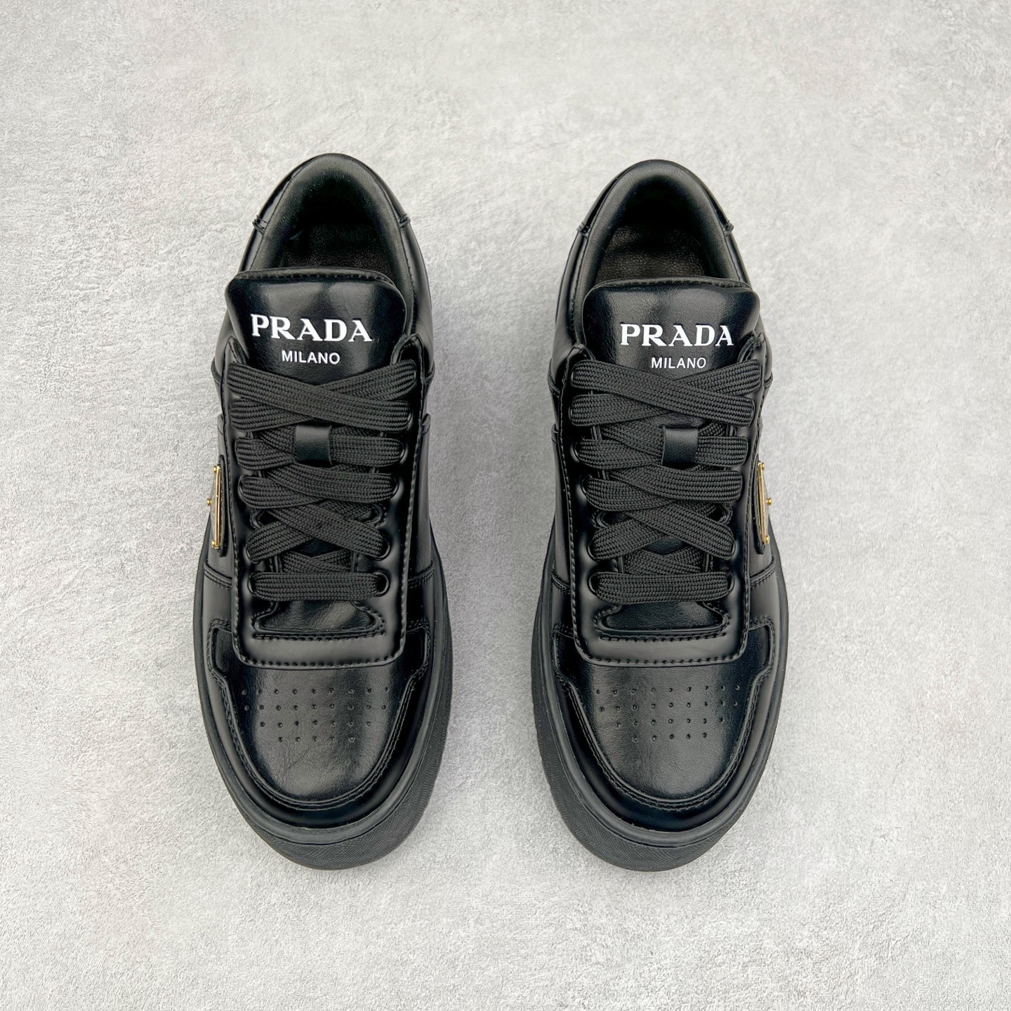 图片[2]-𝐏𝐑𝐀𝐃𝐀 普拉达春夏系列 专柜新款厚底松糕运动鞋系列外形是廓形设计 轮廓类似麦昆 厚底 鞋头饱满 宽版设计 底子是软弹那种 非常非常舒适 又觉得白色既运动 又可以休闲商务 日常便鞋最合适不过了 将艺术家Peterdepotter创作的标语纹样应用到鞋身设计加上了著名三角形徽标格外好看目普拉达 鞋面：布料进口防水降落伞 大底：TPU发泡大底 内里：进口羊皮内里 全新官方一致全套包装 尺码：35 36 37 38 39 40 41 42 43 44 45-选品中心