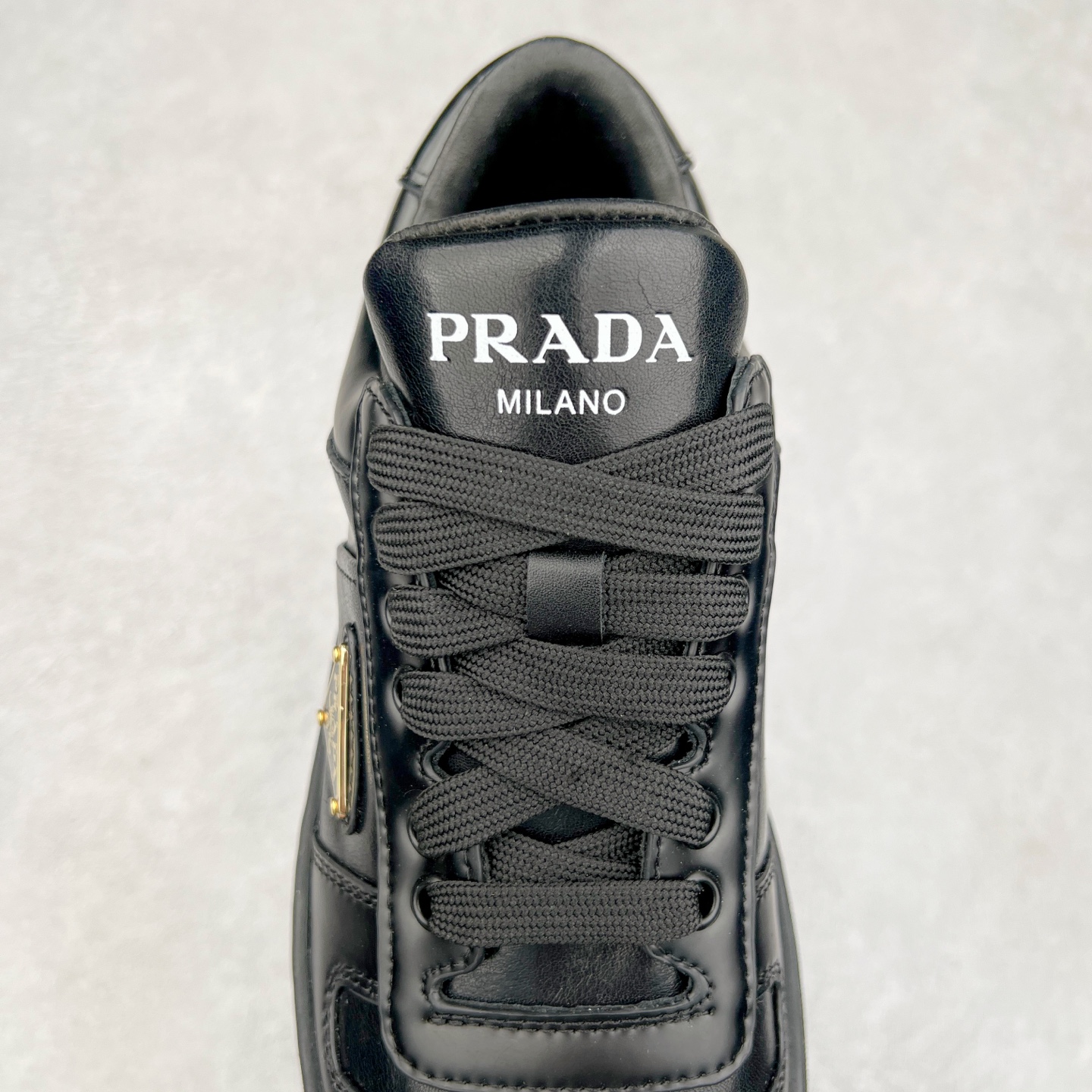 图片[5]-𝐏𝐑𝐀𝐃𝐀 普拉达春夏系列 专柜新款厚底松糕运动鞋系列外形是廓形设计 轮廓类似麦昆 厚底 鞋头饱满 宽版设计 底子是软弹那种 非常非常舒适 又觉得白色既运动 又可以休闲商务 日常便鞋最合适不过了 将艺术家Peterdepotter创作的标语纹样应用到鞋身设计加上了著名三角形徽标格外好看目普拉达 鞋面：布料进口防水降落伞 大底：TPU发泡大底 内里：进口羊皮内里 全新官方一致全套包装 尺码：35 36 37 38 39 40 41 42 43 44 45-选品中心