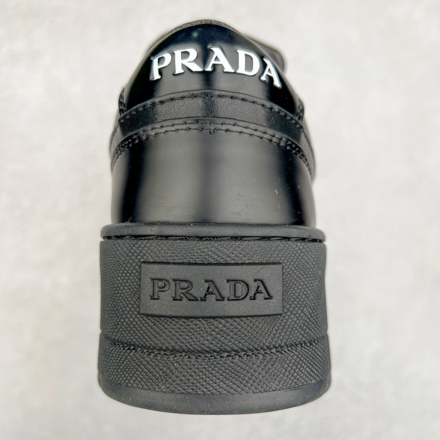 图片[8]-𝐏𝐑𝐀𝐃𝐀 普拉达春夏系列 专柜新款厚底松糕运动鞋系列外形是廓形设计 轮廓类似麦昆 厚底 鞋头饱满 宽版设计 底子是软弹那种 非常非常舒适 又觉得白色既运动 又可以休闲商务 日常便鞋最合适不过了 将艺术家Peterdepotter创作的标语纹样应用到鞋身设计加上了著名三角形徽标格外好看目普拉达 鞋面：布料进口防水降落伞 大底：TPU发泡大底 内里：进口羊皮内里 全新官方一致全套包装 尺码：35 36 37 38 39 40 41 42 43 44 45-选品中心