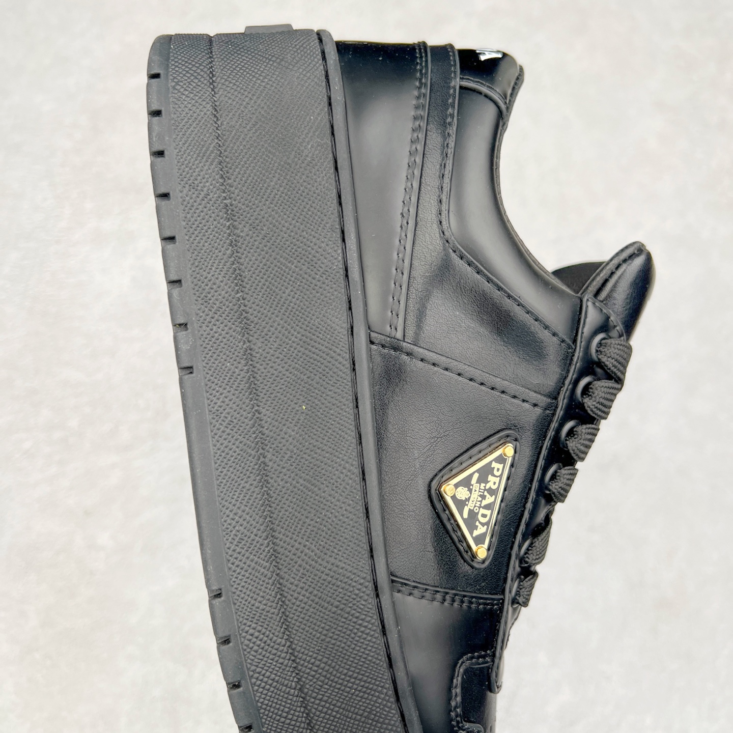 图片[6]-𝐏𝐑𝐀𝐃𝐀 普拉达春夏系列 专柜新款厚底松糕运动鞋系列外形是廓形设计 轮廓类似麦昆 厚底 鞋头饱满 宽版设计 底子是软弹那种 非常非常舒适 又觉得白色既运动 又可以休闲商务 日常便鞋最合适不过了 将艺术家Peterdepotter创作的标语纹样应用到鞋身设计加上了著名三角形徽标格外好看目普拉达 鞋面：布料进口防水降落伞 大底：TPU发泡大底 内里：进口羊皮内里 全新官方一致全套包装 尺码：35 36 37 38 39 40 41 42 43 44 45-选品中心