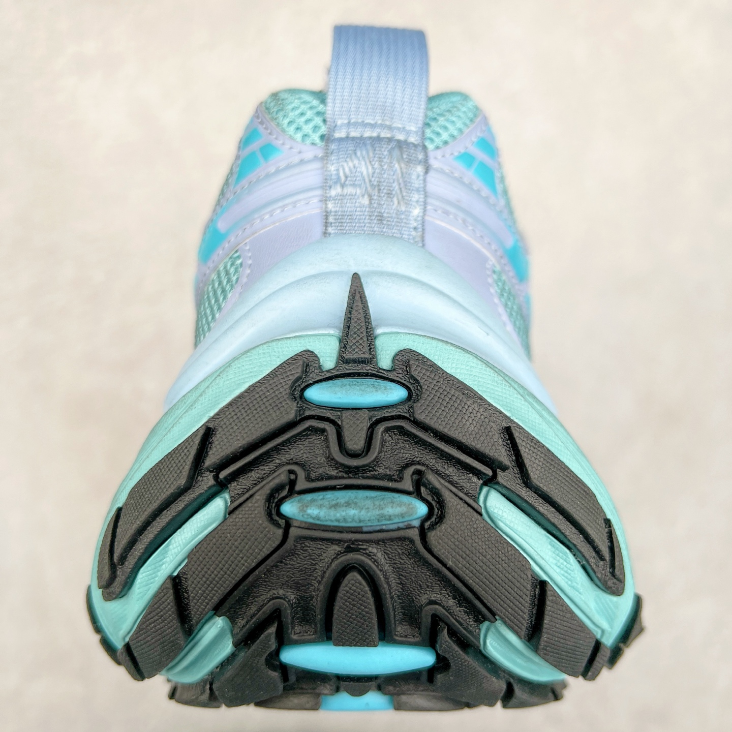 图片[8]-＃XA BALENCIAGA 10XL Sneakers 巴黎世家十二代网布系带低帮走秀复古老爹鞋 全套原纸板楦头开发 最原汁原味的灵魂版型 全鞋荧光划线卡点 胶水把控整洁度追求极致完美 每一双都是工艺品 多重QC质检 超越公司货的品控标准 实实在在的免检产品 原盒原配 正确字体电绣 粗细、位置、大小正确 侧边TPU 透气孔匹配意产原版 正确分离大底 TPU软底 原版一致大底LOGO 立体感十足 原厂皮料水洗做旧 采购原厂网纱 不含皮革 网布材料和聚氨酯 磨损效果 展现品牌对于新潮事物的热情 这款鞋子拥有巨大尺寸和醒目设计 符合当下”老爹鞋”的趋势 鞋子采用银灰配色 营造出低调而不失华丽的效果 10XL的尺码使它成为市场中最显眼的存在 适合追求个性化的人群 Balenciaga始终站在时尚前沿 此次发布的产品再次体现了他们的创新能力 尺码：35 36 37 38 39 40 41 42 43 44 45 46-选品中心