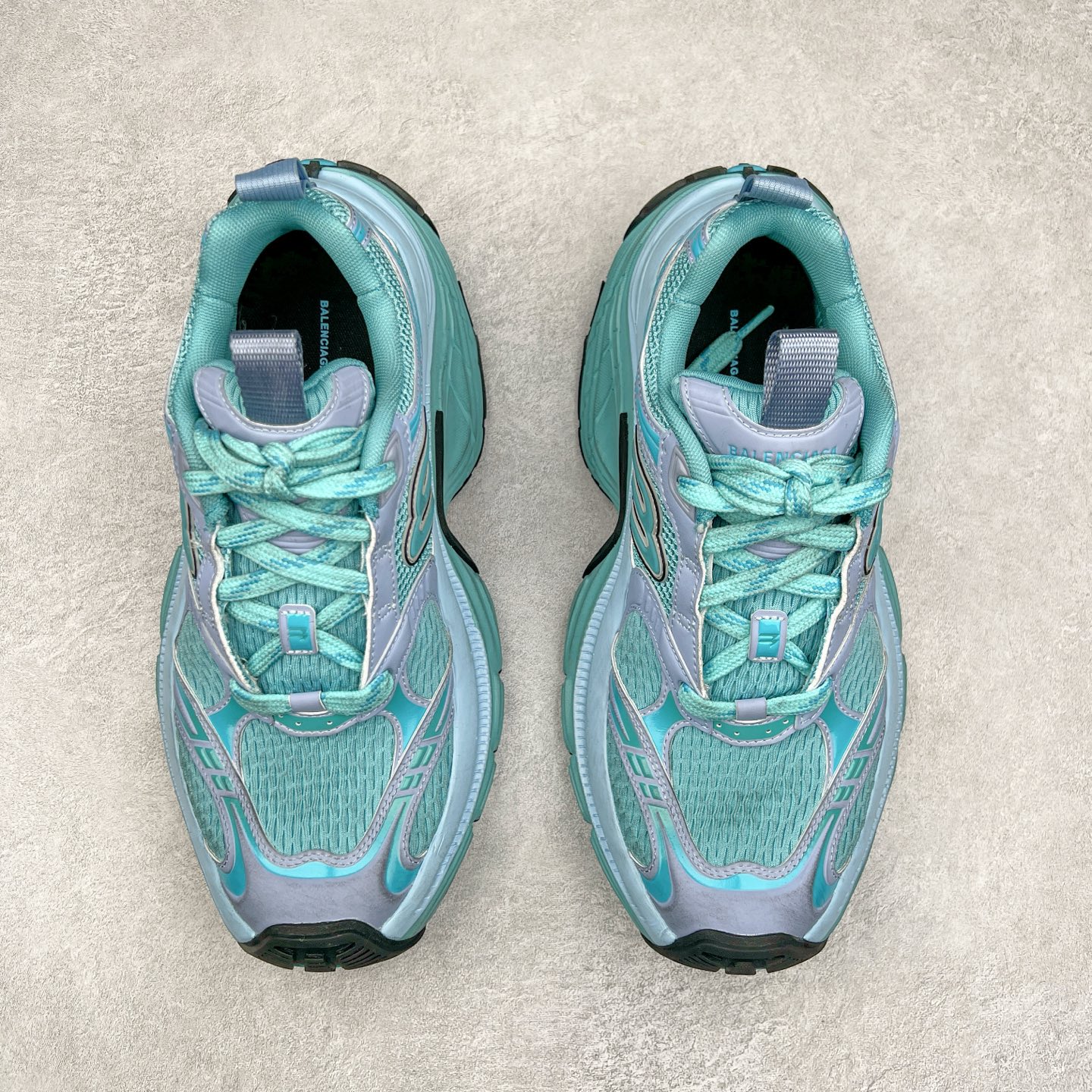 图片[2]-＃XA BALENCIAGA 10XL Sneakers 巴黎世家十二代网布系带低帮走秀复古老爹鞋 全套原纸板楦头开发 最原汁原味的灵魂版型 全鞋荧光划线卡点 胶水把控整洁度追求极致完美 每一双都是工艺品 多重QC质检 超越公司货的品控标准 实实在在的免检产品 原盒原配 正确字体电绣 粗细、位置、大小正确 侧边TPU 透气孔匹配意产原版 正确分离大底 TPU软底 原版一致大底LOGO 立体感十足 原厂皮料水洗做旧 采购原厂网纱 不含皮革 网布材料和聚氨酯 磨损效果 展现品牌对于新潮事物的热情 这款鞋子拥有巨大尺寸和醒目设计 符合当下”老爹鞋”的趋势 鞋子采用银灰配色 营造出低调而不失华丽的效果 10XL的尺码使它成为市场中最显眼的存在 适合追求个性化的人群 Balenciaga始终站在时尚前沿 此次发布的产品再次体现了他们的创新能力 尺码：35 36 37 38 39 40 41 42 43 44 45 46-选品中心