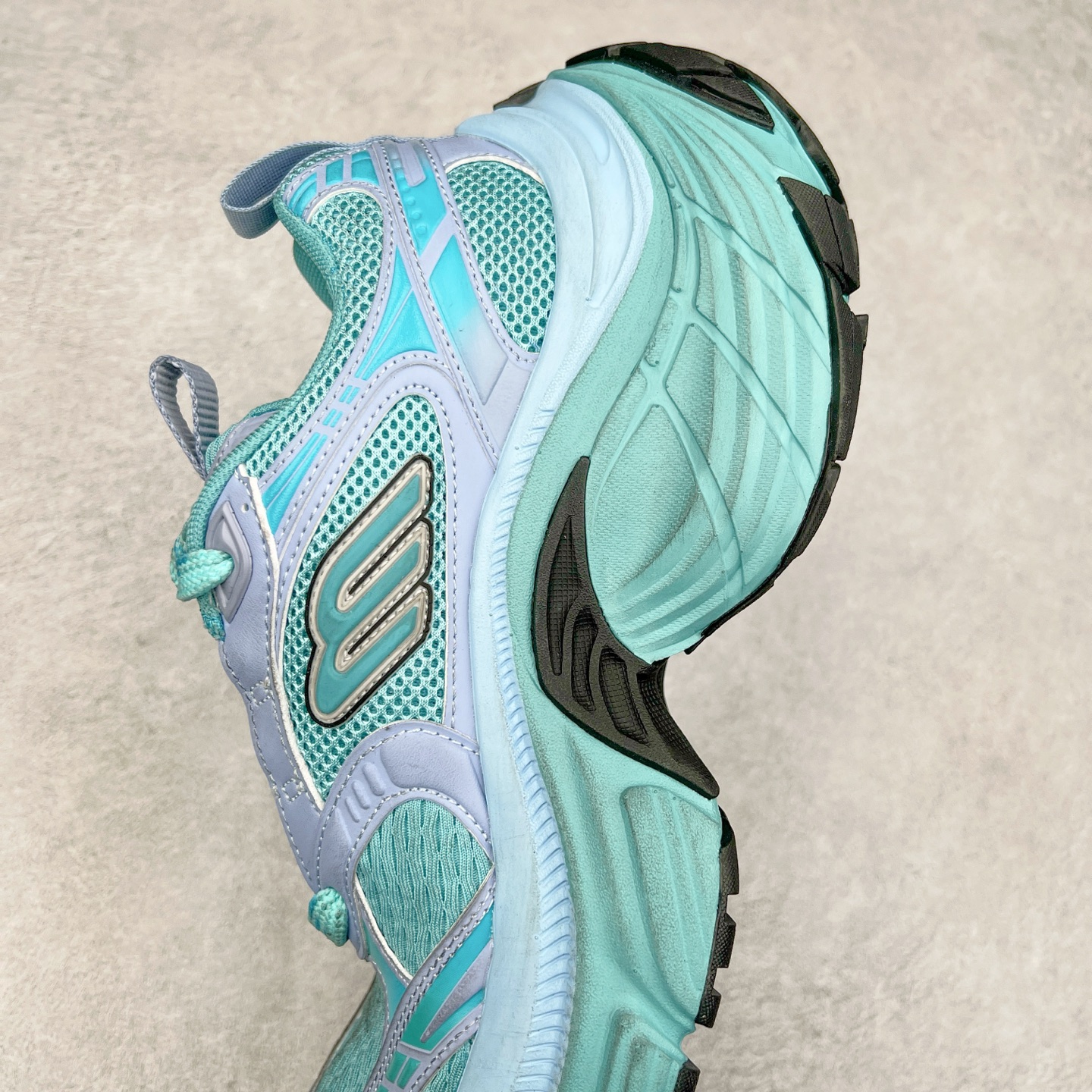 图片[7]-＃XA BALENCIAGA 10XL Sneakers 巴黎世家十二代网布系带低帮走秀复古老爹鞋 全套原纸板楦头开发 最原汁原味的灵魂版型 全鞋荧光划线卡点 胶水把控整洁度追求极致完美 每一双都是工艺品 多重QC质检 超越公司货的品控标准 实实在在的免检产品 原盒原配 正确字体电绣 粗细、位置、大小正确 侧边TPU 透气孔匹配意产原版 正确分离大底 TPU软底 原版一致大底LOGO 立体感十足 原厂皮料水洗做旧 采购原厂网纱 不含皮革 网布材料和聚氨酯 磨损效果 展现品牌对于新潮事物的热情 这款鞋子拥有巨大尺寸和醒目设计 符合当下”老爹鞋”的趋势 鞋子采用银灰配色 营造出低调而不失华丽的效果 10XL的尺码使它成为市场中最显眼的存在 适合追求个性化的人群 Balenciaga始终站在时尚前沿 此次发布的产品再次体现了他们的创新能力 尺码：35 36 37 38 39 40 41 42 43 44 45 46-选品中心