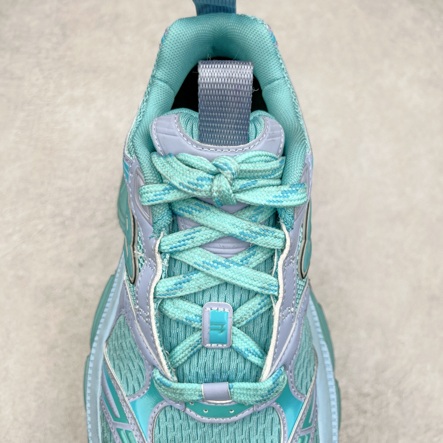 图片[5]-＃XA BALENCIAGA 10XL Sneakers 巴黎世家十二代网布系带低帮走秀复古老爹鞋 全套原纸板楦头开发 最原汁原味的灵魂版型 全鞋荧光划线卡点 胶水把控整洁度追求极致完美 每一双都是工艺品 多重QC质检 超越公司货的品控标准 实实在在的免检产品 原盒原配 正确字体电绣 粗细、位置、大小正确 侧边TPU 透气孔匹配意产原版 正确分离大底 TPU软底 原版一致大底LOGO 立体感十足 原厂皮料水洗做旧 采购原厂网纱 不含皮革 网布材料和聚氨酯 磨损效果 展现品牌对于新潮事物的热情 这款鞋子拥有巨大尺寸和醒目设计 符合当下”老爹鞋”的趋势 鞋子采用银灰配色 营造出低调而不失华丽的效果 10XL的尺码使它成为市场中最显眼的存在 适合追求个性化的人群 Balenciaga始终站在时尚前沿 此次发布的产品再次体现了他们的创新能力 尺码：35 36 37 38 39 40 41 42 43 44 45 46-选品中心