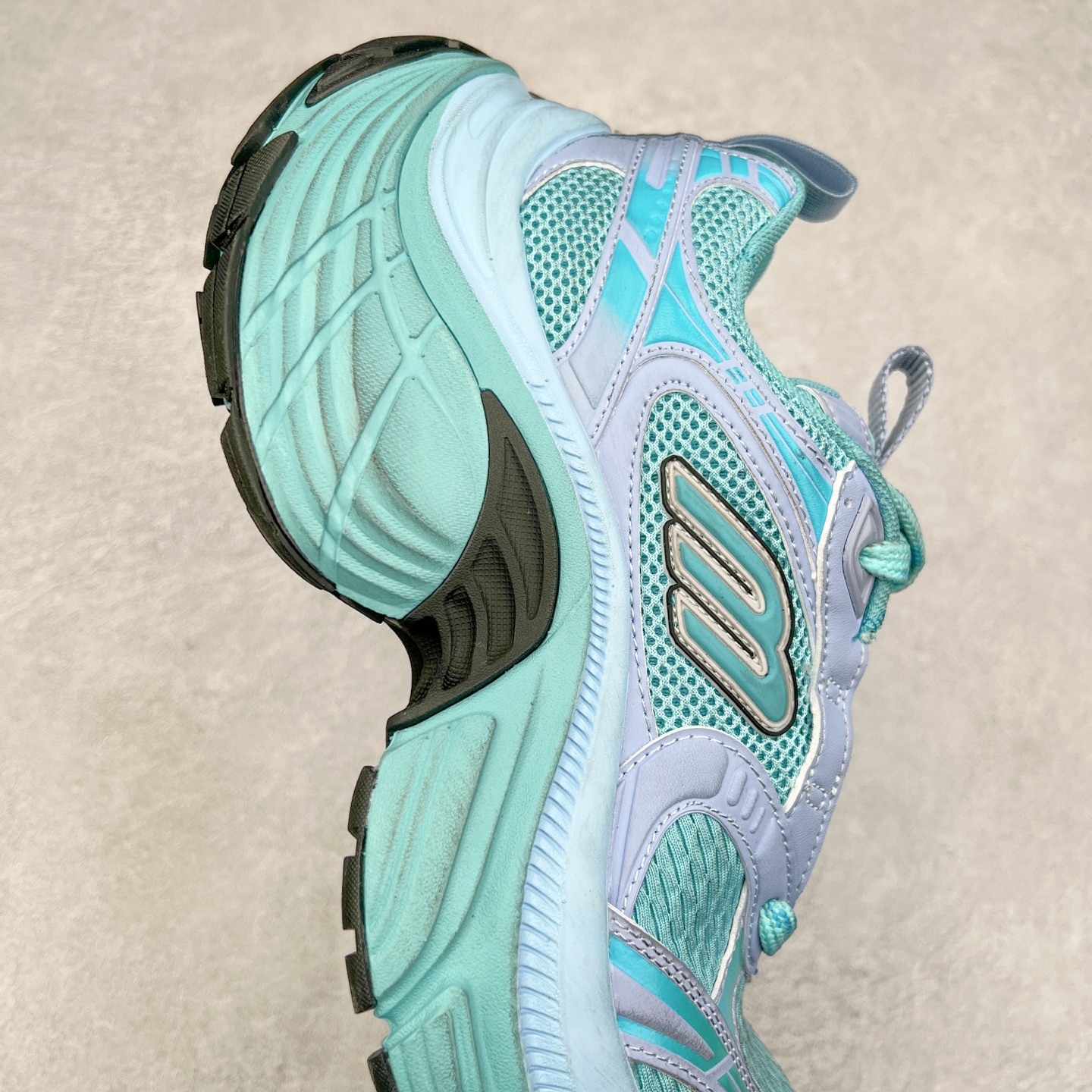 图片[6]-＃XA BALENCIAGA 10XL Sneakers 巴黎世家十二代网布系带低帮走秀复古老爹鞋 全套原纸板楦头开发 最原汁原味的灵魂版型 全鞋荧光划线卡点 胶水把控整洁度追求极致完美 每一双都是工艺品 多重QC质检 超越公司货的品控标准 实实在在的免检产品 原盒原配 正确字体电绣 粗细、位置、大小正确 侧边TPU 透气孔匹配意产原版 正确分离大底 TPU软底 原版一致大底LOGO 立体感十足 原厂皮料水洗做旧 采购原厂网纱 不含皮革 网布材料和聚氨酯 磨损效果 展现品牌对于新潮事物的热情 这款鞋子拥有巨大尺寸和醒目设计 符合当下”老爹鞋”的趋势 鞋子采用银灰配色 营造出低调而不失华丽的效果 10XL的尺码使它成为市场中最显眼的存在 适合追求个性化的人群 Balenciaga始终站在时尚前沿 此次发布的产品再次体现了他们的创新能力 尺码：35 36 37 38 39 40 41 42 43 44 45 46-选品中心