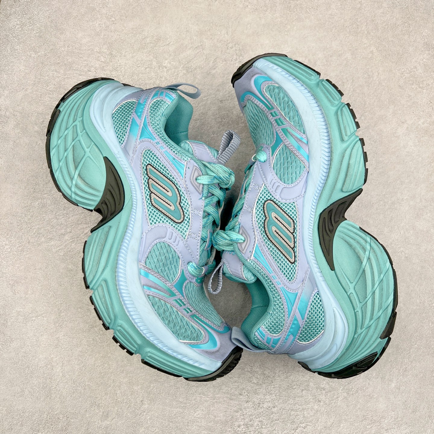 图片[3]-＃XA BALENCIAGA 10XL Sneakers 巴黎世家十二代网布系带低帮走秀复古老爹鞋 全套原纸板楦头开发 最原汁原味的灵魂版型 全鞋荧光划线卡点 胶水把控整洁度追求极致完美 每一双都是工艺品 多重QC质检 超越公司货的品控标准 实实在在的免检产品 原盒原配 正确字体电绣 粗细、位置、大小正确 侧边TPU 透气孔匹配意产原版 正确分离大底 TPU软底 原版一致大底LOGO 立体感十足 原厂皮料水洗做旧 采购原厂网纱 不含皮革 网布材料和聚氨酯 磨损效果 展现品牌对于新潮事物的热情 这款鞋子拥有巨大尺寸和醒目设计 符合当下”老爹鞋”的趋势 鞋子采用银灰配色 营造出低调而不失华丽的效果 10XL的尺码使它成为市场中最显眼的存在 适合追求个性化的人群 Balenciaga始终站在时尚前沿 此次发布的产品再次体现了他们的创新能力 尺码：35 36 37 38 39 40 41 42 43 44 45 46-选品中心