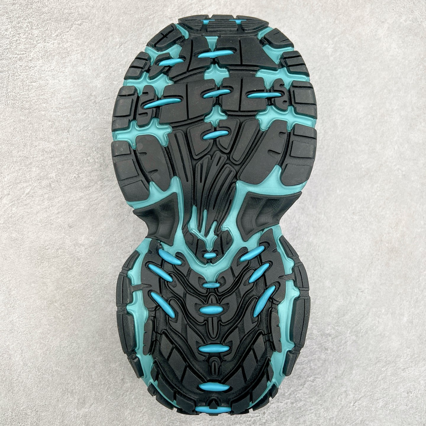 图片[9]-＃XA BALENCIAGA 10XL Sneakers 巴黎世家十二代网布系带低帮走秀复古老爹鞋 全套原纸板楦头开发 最原汁原味的灵魂版型 全鞋荧光划线卡点 胶水把控整洁度追求极致完美 每一双都是工艺品 多重QC质检 超越公司货的品控标准 实实在在的免检产品 原盒原配 正确字体电绣 粗细、位置、大小正确 侧边TPU 透气孔匹配意产原版 正确分离大底 TPU软底 原版一致大底LOGO 立体感十足 原厂皮料水洗做旧 采购原厂网纱 不含皮革 网布材料和聚氨酯 磨损效果 展现品牌对于新潮事物的热情 这款鞋子拥有巨大尺寸和醒目设计 符合当下”老爹鞋”的趋势 鞋子采用银灰配色 营造出低调而不失华丽的效果 10XL的尺码使它成为市场中最显眼的存在 适合追求个性化的人群 Balenciaga始终站在时尚前沿 此次发布的产品再次体现了他们的创新能力 尺码：35 36 37 38 39 40 41 42 43 44 45 46-选品中心