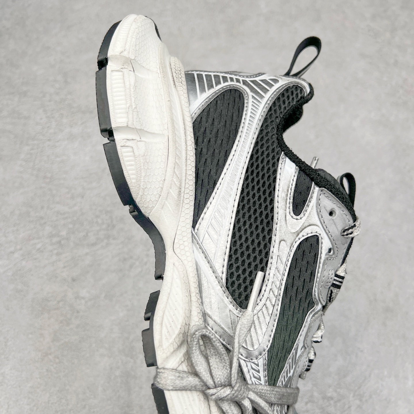 图片[6]-＃XA BALENCIAGA 3XL Sneakers 巴黎世家十代网布系带低帮走秀复古老爹鞋 全套原纸板楦头开发 最原汁原味的灵魂版型 全鞋荧光划线卡点 胶水把控整洁度追求极致完美 每一双都是工艺品 多重QC质检 超越公司货的品控标准 实实在在的免检产品 原盒原配 正确字体电绣 粗细、位置、大小正确 侧边TPU 透气孔匹配意产原版 正确分离大底 TPU软底 原版一致大底LOGO 立体感十足 原厂皮料水洗做旧 采购原厂网纱 不含皮革 网布材料和聚氨酯 磨损效果 鞋头边缘和后帮 Balenciaga 徽标 鞋面和后跟凸印尺码 鞋舌 3XL 橡胶品牌标识和反光细节 鞋帮拉袢和鞋舌拉祥 配反光细节 备用鞋带在鞋履前侧 可在穿着前取下 便于不同造型搭配 正常尺码 尺码：35 36 37 38 39 40 41 42 43 44 45 46-选品中心