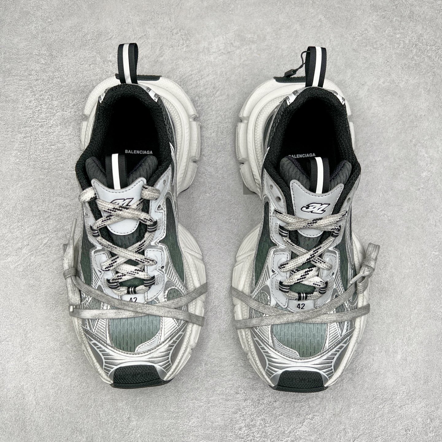 图片[2]-＃XA BALENCIAGA 3XL Sneakers 巴黎世家十代网布系带低帮走秀复古老爹鞋 全套原纸板楦头开发 最原汁原味的灵魂版型 全鞋荧光划线卡点 胶水把控整洁度追求极致完美 每一双都是工艺品 多重QC质检 超越公司货的品控标准 实实在在的免检产品 原盒原配 正确字体电绣 粗细、位置、大小正确 侧边TPU 透气孔匹配意产原版 正确分离大底 TPU软底 原版一致大底LOGO 立体感十足 原厂皮料水洗做旧 采购原厂网纱 不含皮革 网布材料和聚氨酯 磨损效果 鞋头边缘和后帮 Balenciaga 徽标 鞋面和后跟凸印尺码 鞋舌 3XL 橡胶品牌标识和反光细节 鞋帮拉袢和鞋舌拉祥 配反光细节 备用鞋带在鞋履前侧 可在穿着前取下 便于不同造型搭配 正常尺码 尺码：35 36 37 38 39 40 41 42 43 44 45 46-选品中心